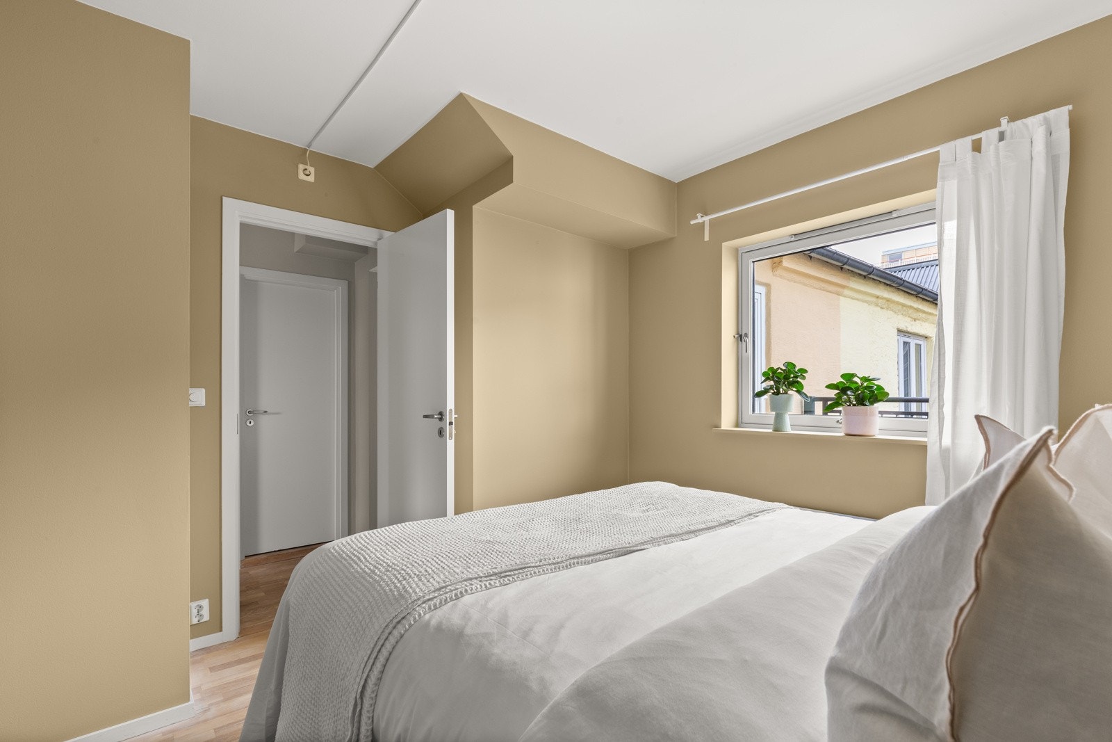 Rommet er malt i en moderne og lun farge. Galleribilde