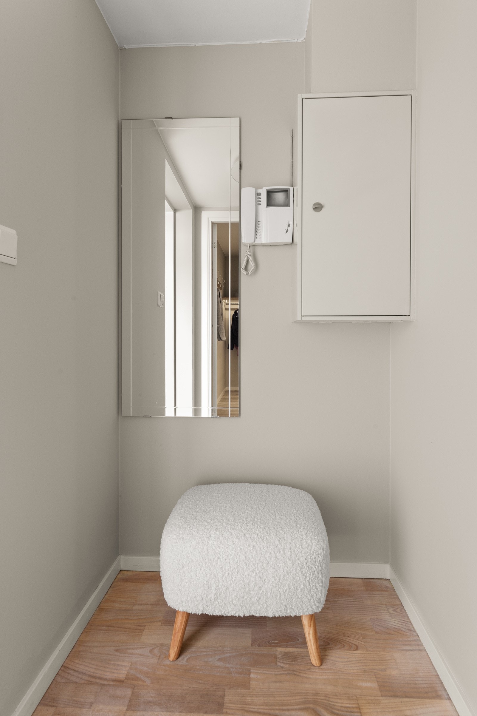 I entréen er det speil, callinganlegg og sikringsskap. Galleribilde