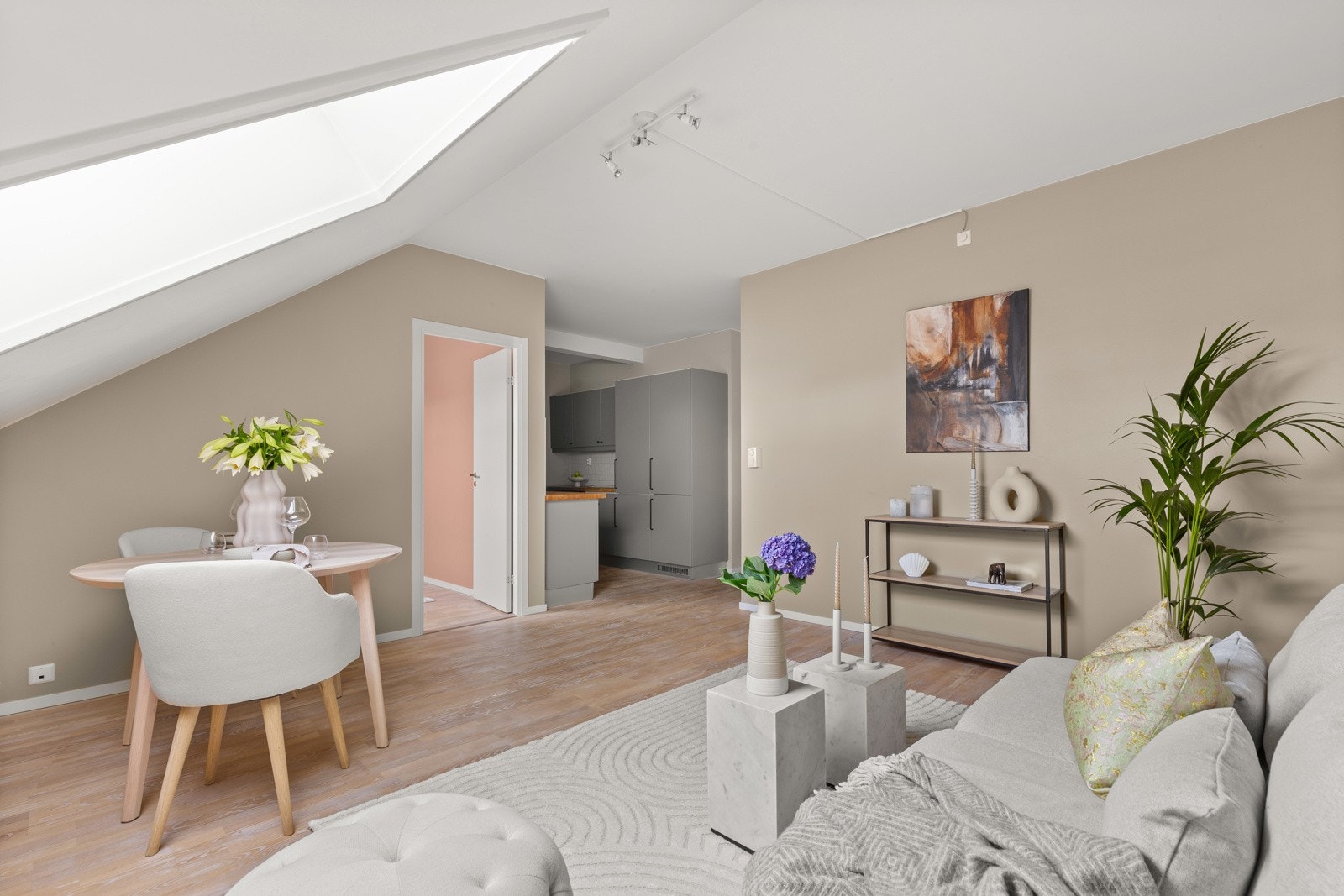 Leiligheten er oppleves luftig med takhøyde på 2.62 meter i stue- og kjøkkenområdet. Galleribilde