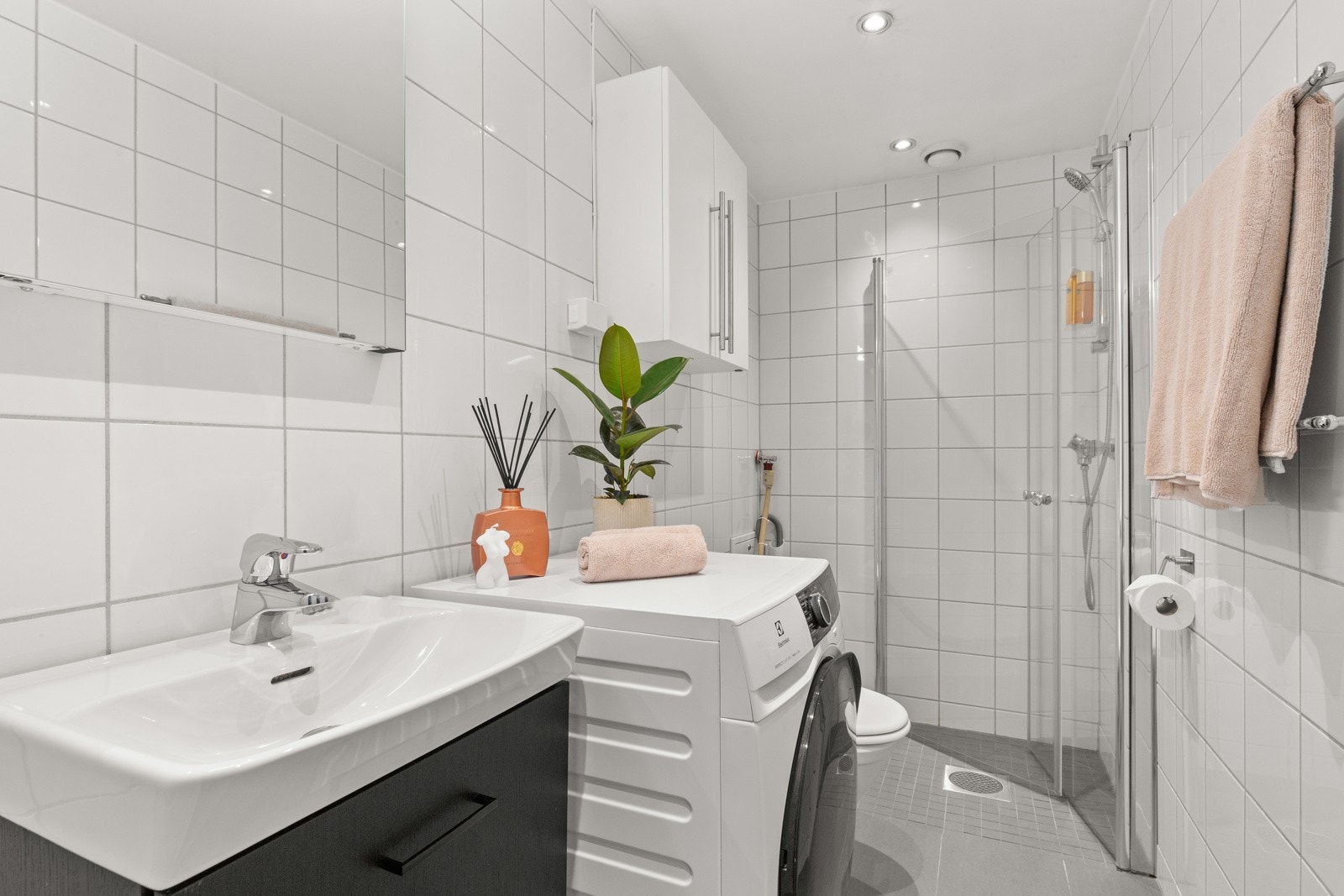 Flislagt bad fra 2004, med downlights belysning og behagelig gulvvarme. Galleribilde