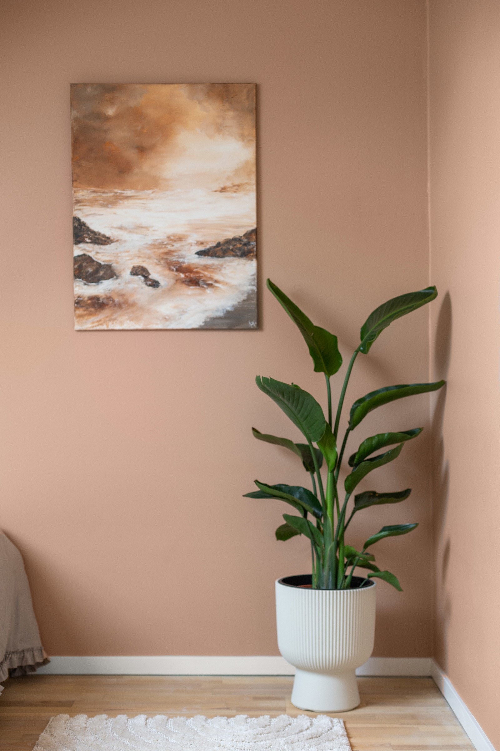 Rommet er malt i en moderne og behagelig farge. Galleribilde