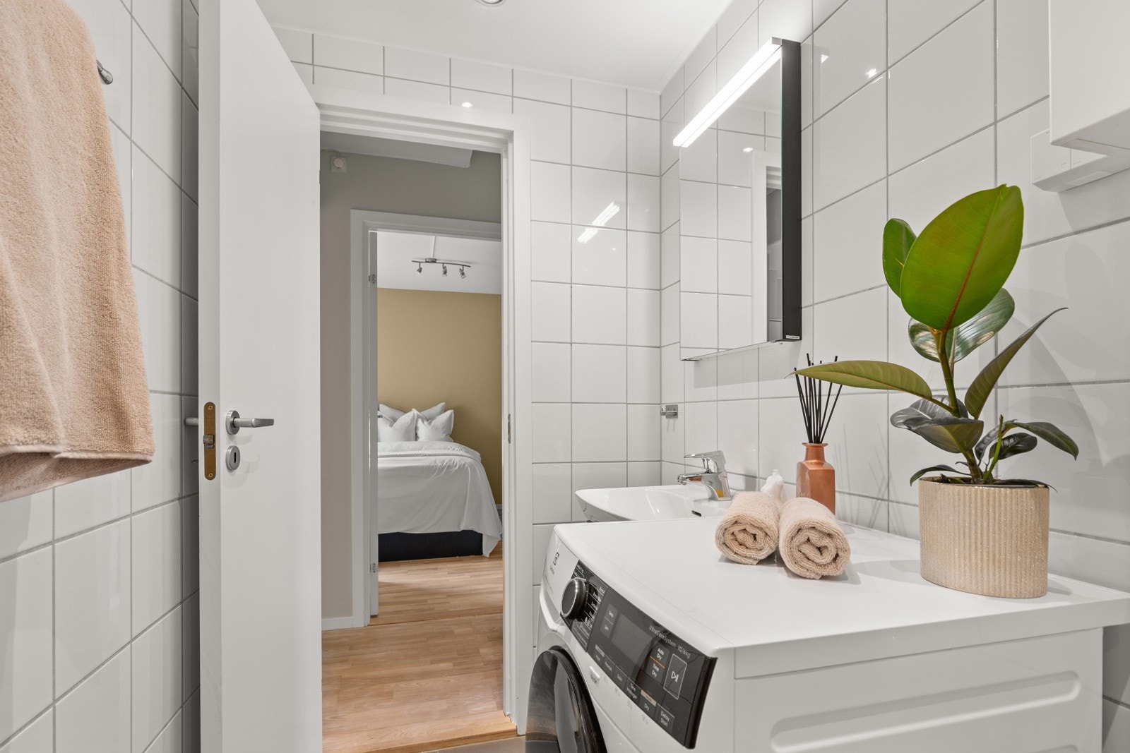 Nåværende eier har vaskemaskin på badet, dusjhørne, speilskap, vask og tilhørende baderomsmøbel. Galleribilde