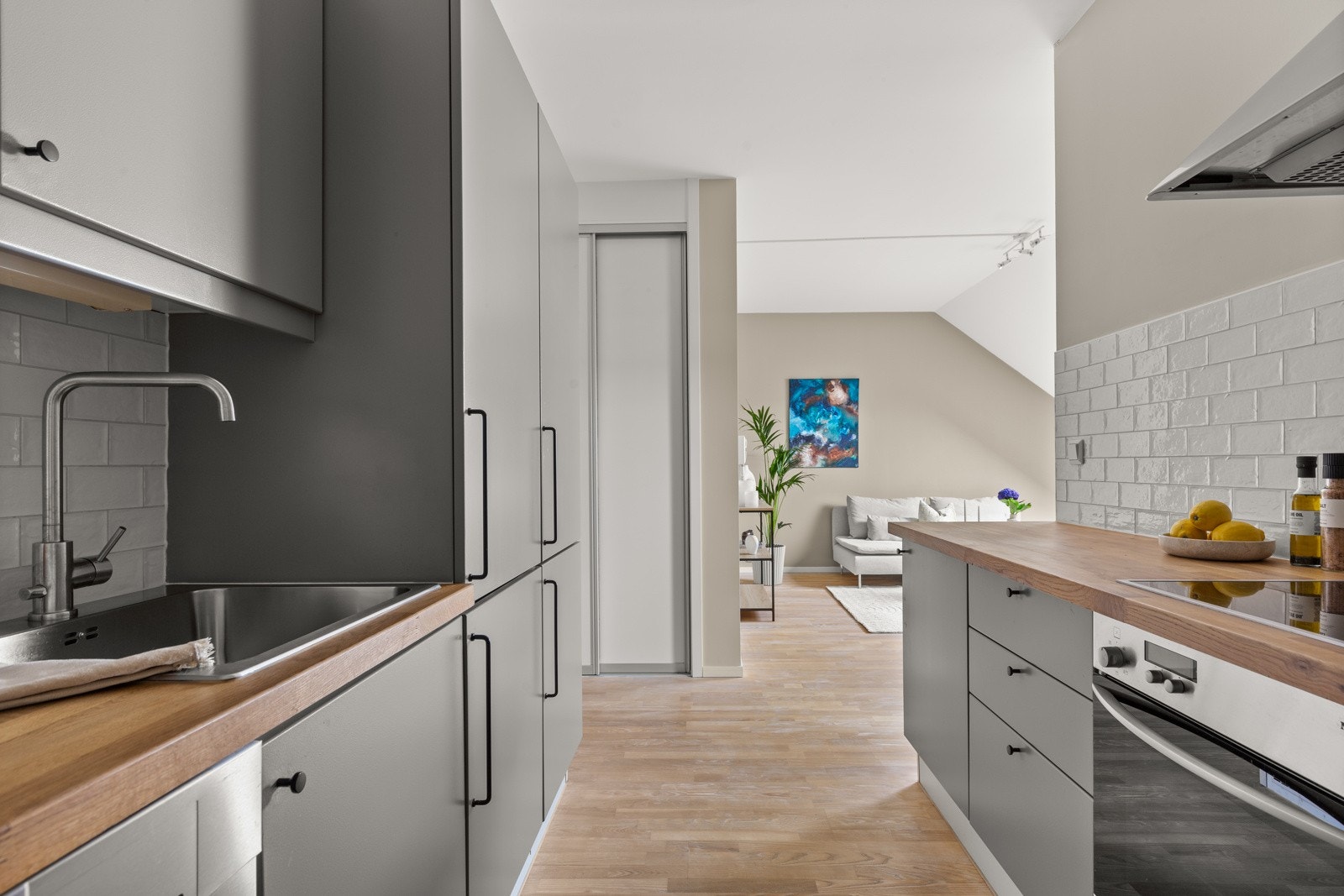 Leiligheten har en åpen løsning mellom stue og kjøkken som skaper et sosialt allrom. Galleribilde