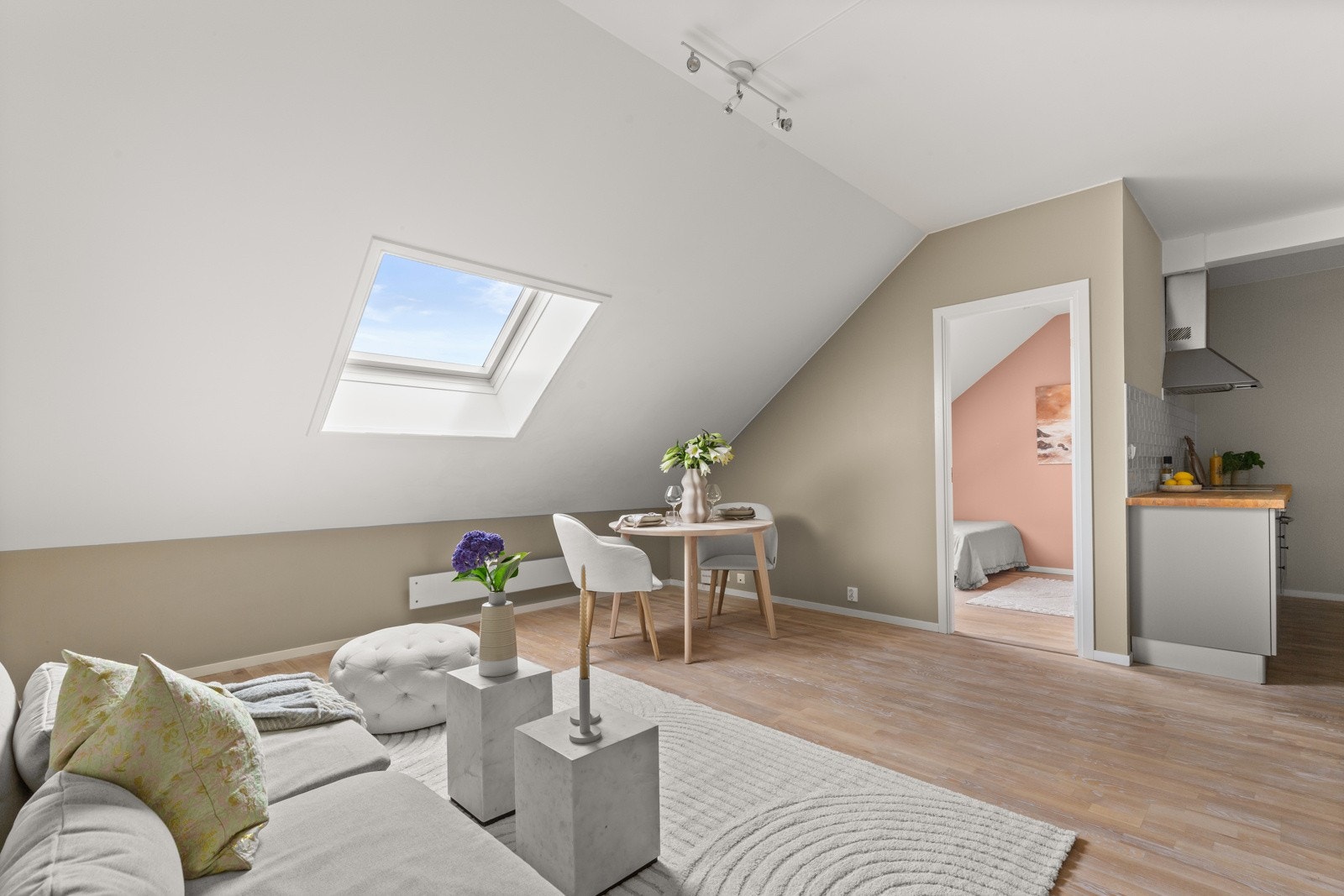 Veggene er malt i en lun og moderne farge som gir en behagelig atmosfære. Galleribilde