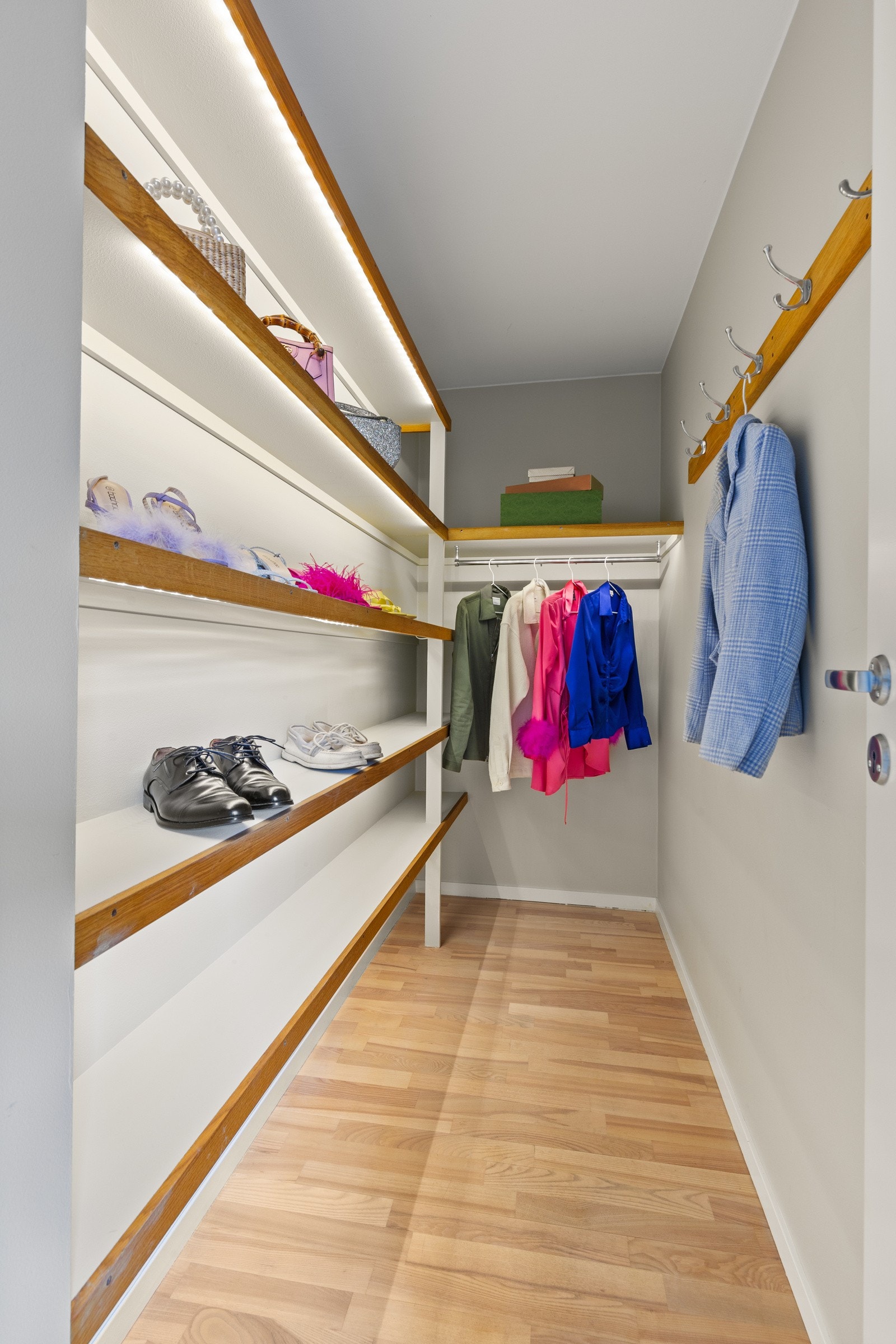 Leiligheten har en innvendig bod som er innredet som garderobe med hyller og heng. Galleribilde