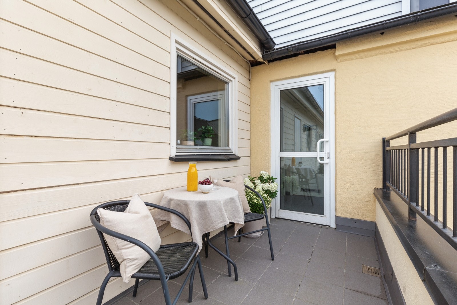 Felles inngangsparti med plass til liten, usjenert sittegruppe. Galleribilde