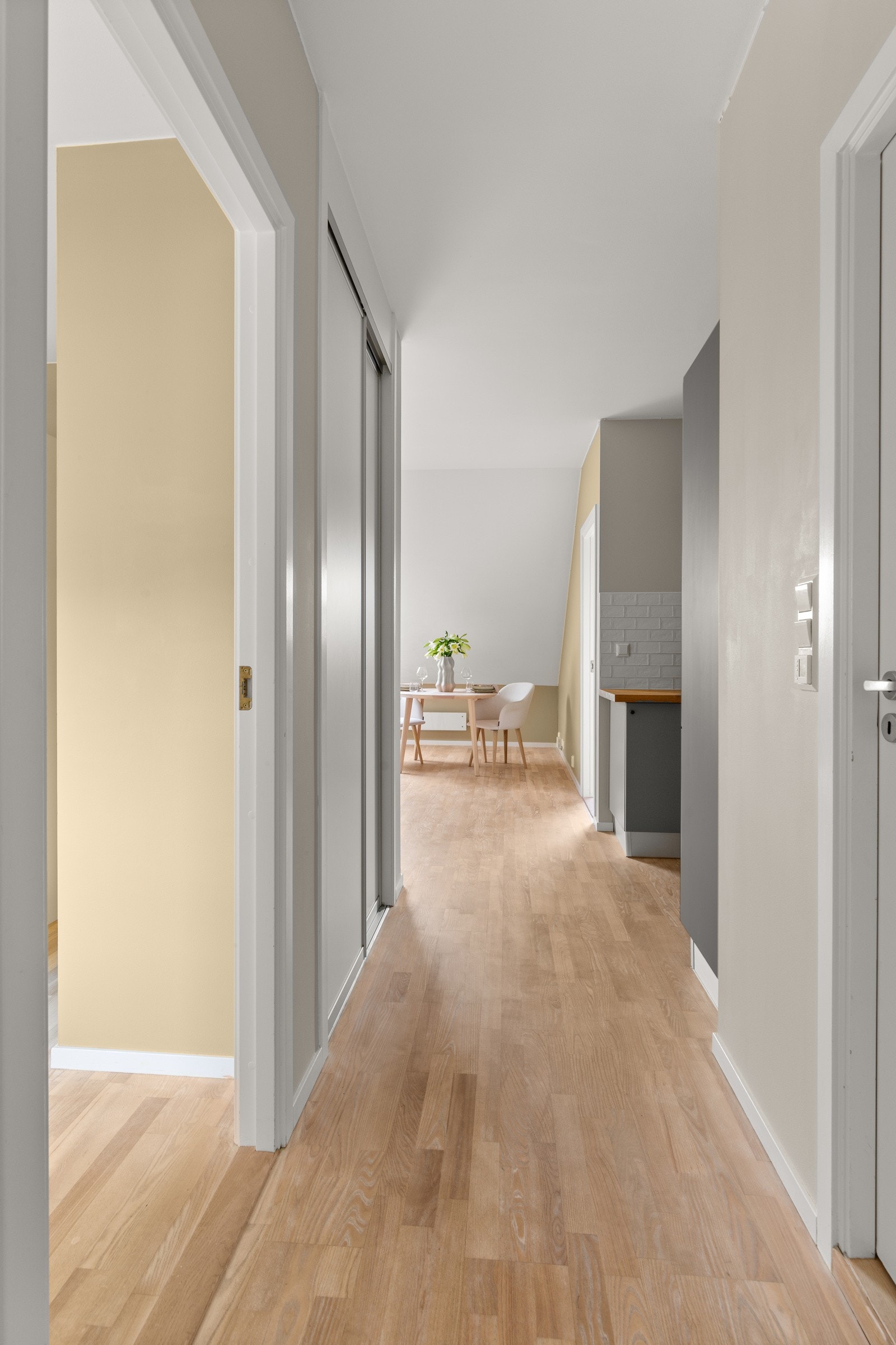 Fra entréen er det en gang som fører deg til hovedsoverommet på venstre hånd og garderobeløsning og bad til høyre. Galleribilde