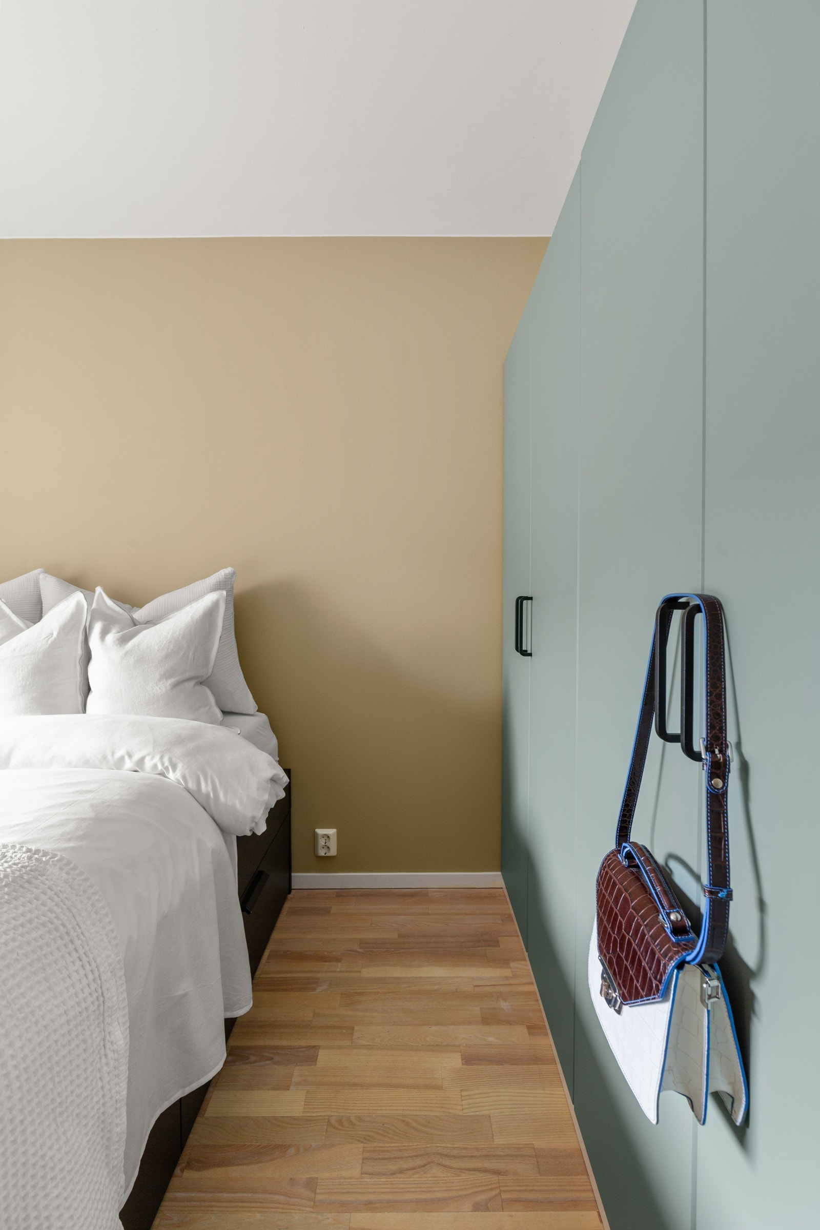 Her er det godt med oppbevaring i de store skapene langs langveggen. Galleribilde