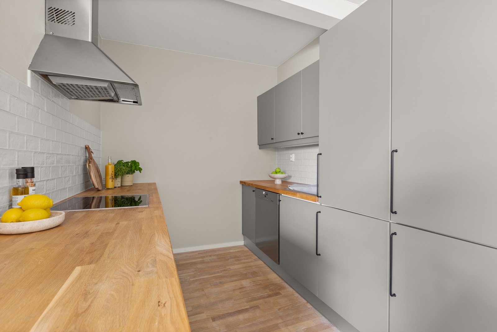 Pent kjøkken fra 2004 med åpen løsning til stueområdet. Galleribilde