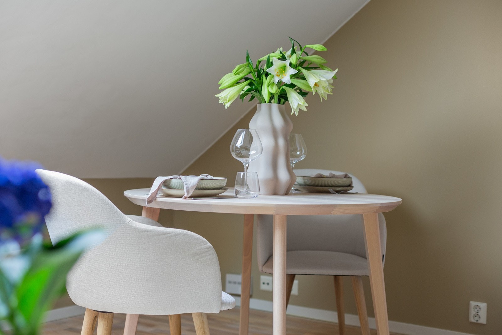 Det er gode møbeleringsmuligher med både sofagruppe med sofabord og spisestuebord med stoler. Galleribilde