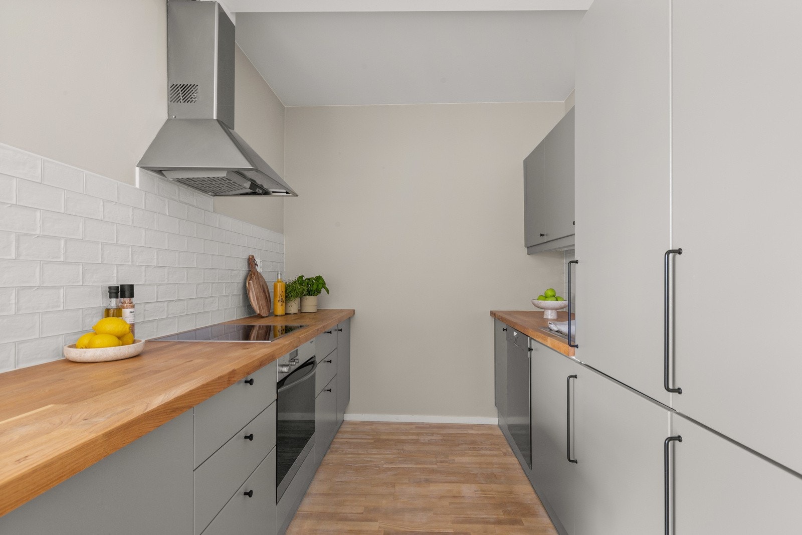 Den lekre benkplaten i tre strekker seg langs veggen og tilbyr godt med arbeidsplass for deg som er glad i å lage mat. Galleribilde