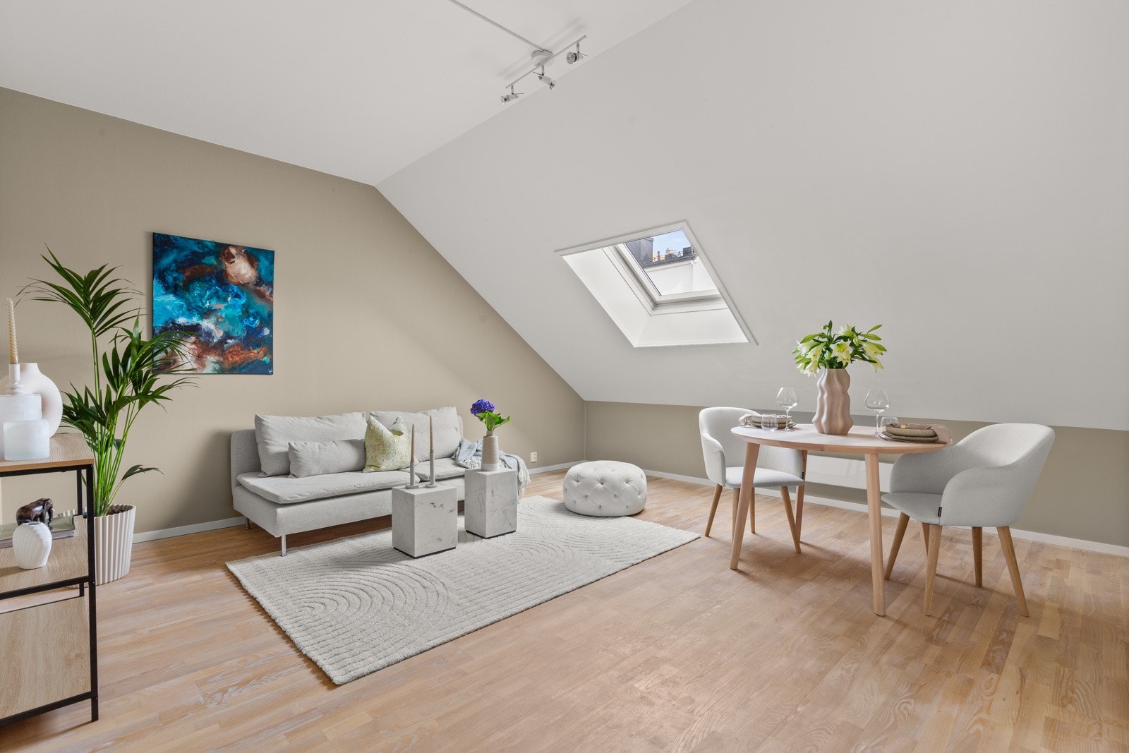 Lekker 3-roms toppleilighet modernisert i nyere tid. Luftig beliggenhet i 6. etasje med heisadkomst. Galleribilde