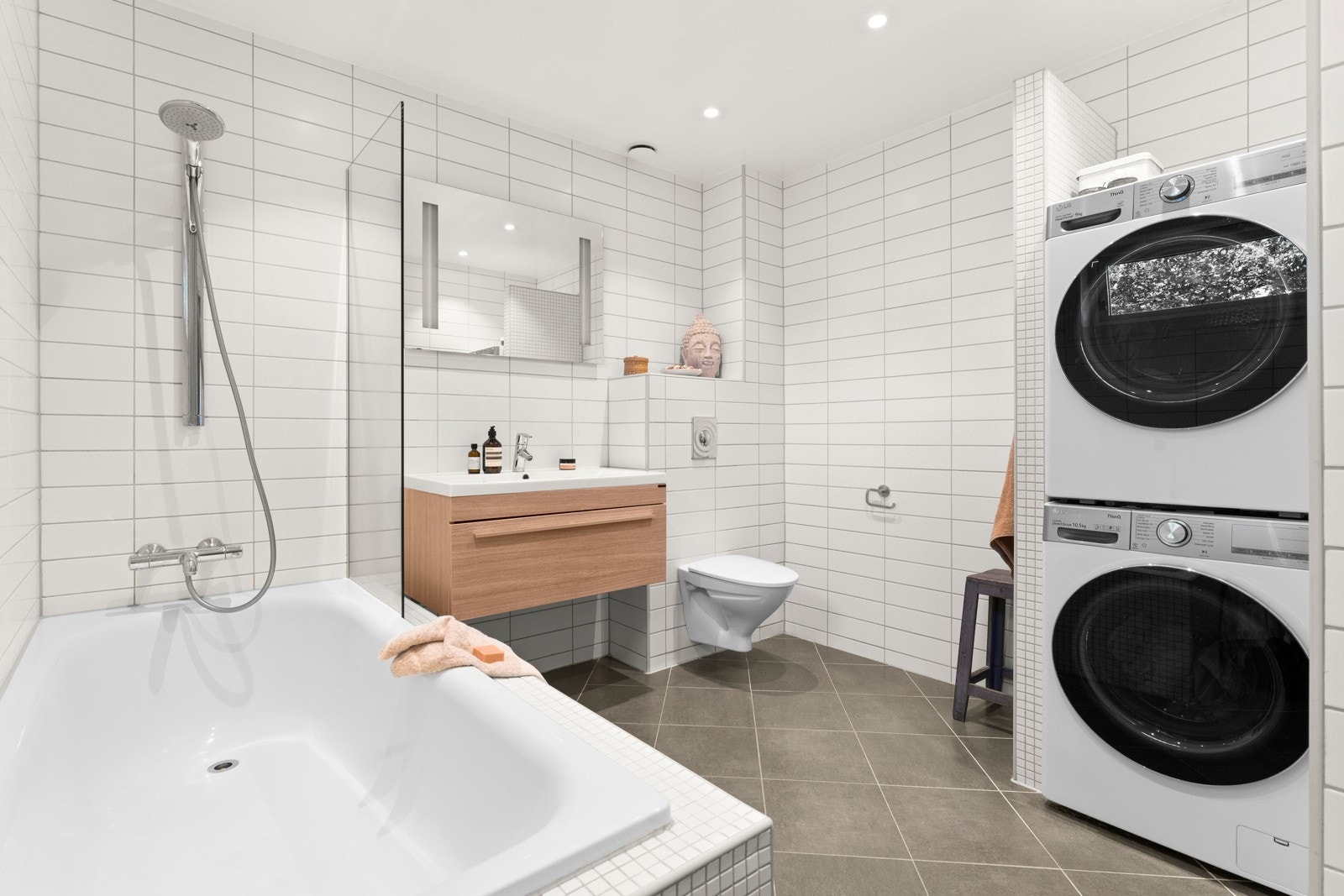 Flislagte vegger, malt tak og innfelte downlights som gir en behagelig belysning. Galleribilde