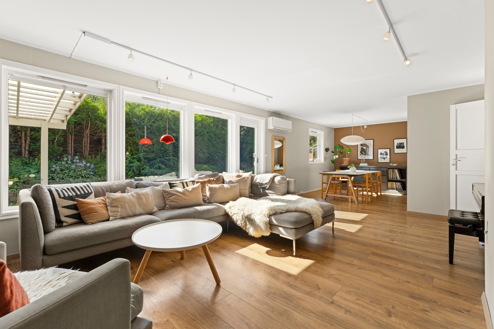 Stuen byr på et lyst og trivelig oppholdsrom med en takhøyde på 2,38 meter. Galleribilde