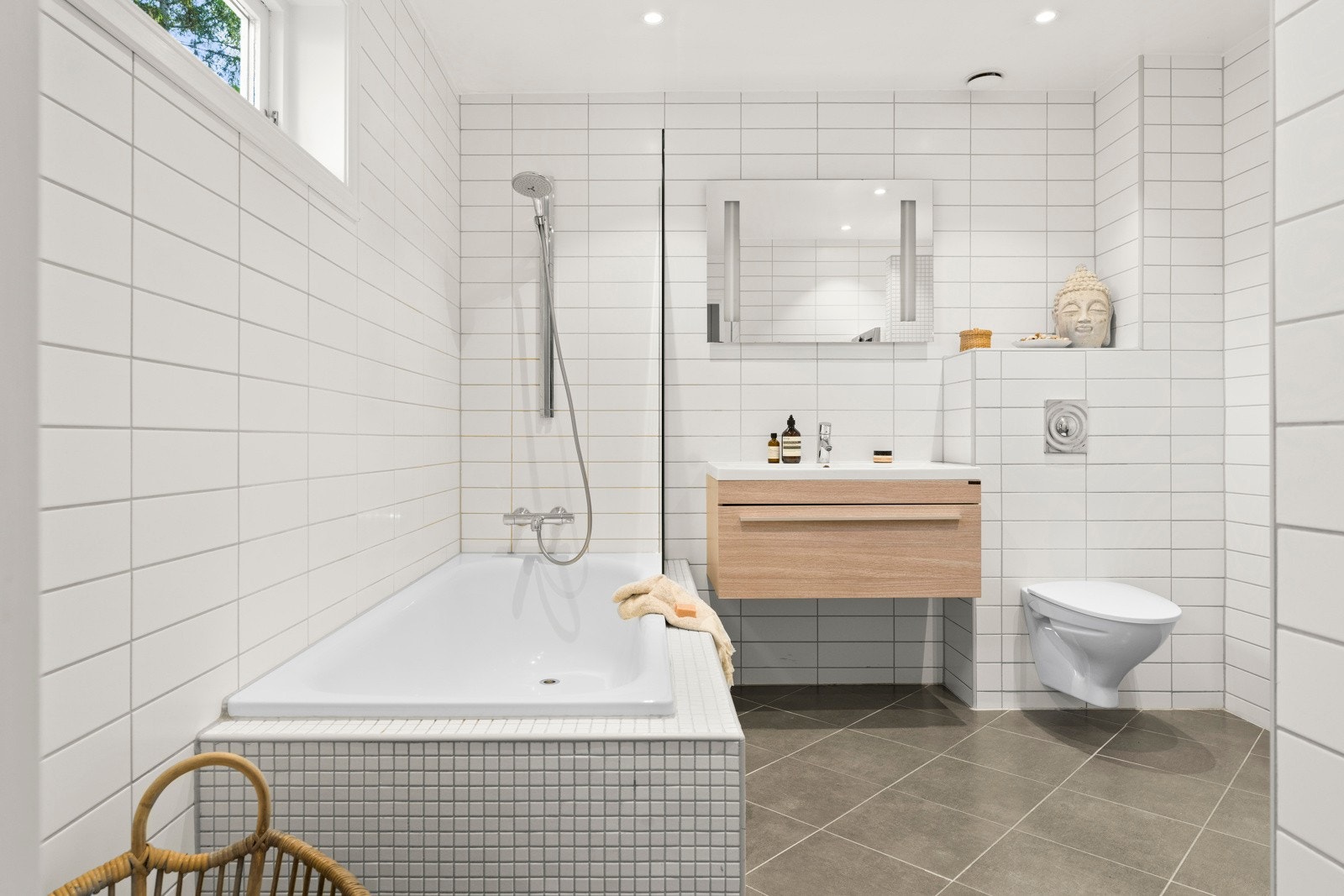 Badet i første etasje er fra cirka 2009. Galleribilde