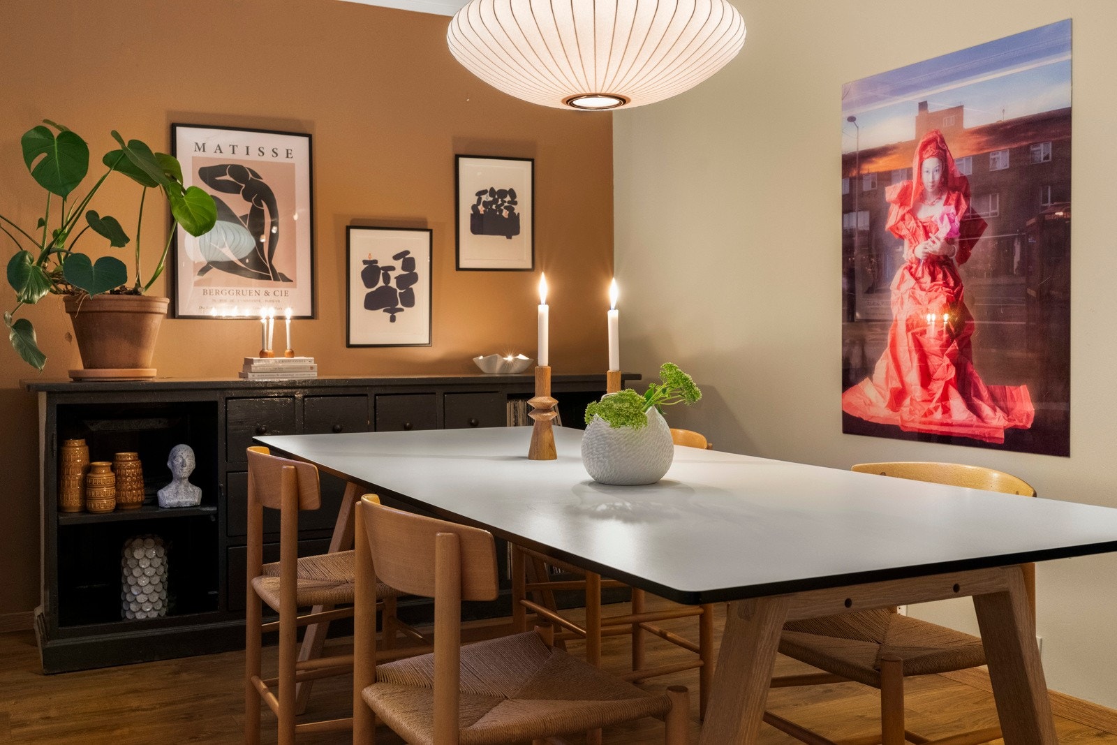 Spisestuen inviterer til hyggelige middager og samvær, med plass til et stort spisebord der familie og venner kan samles. Galleribilde