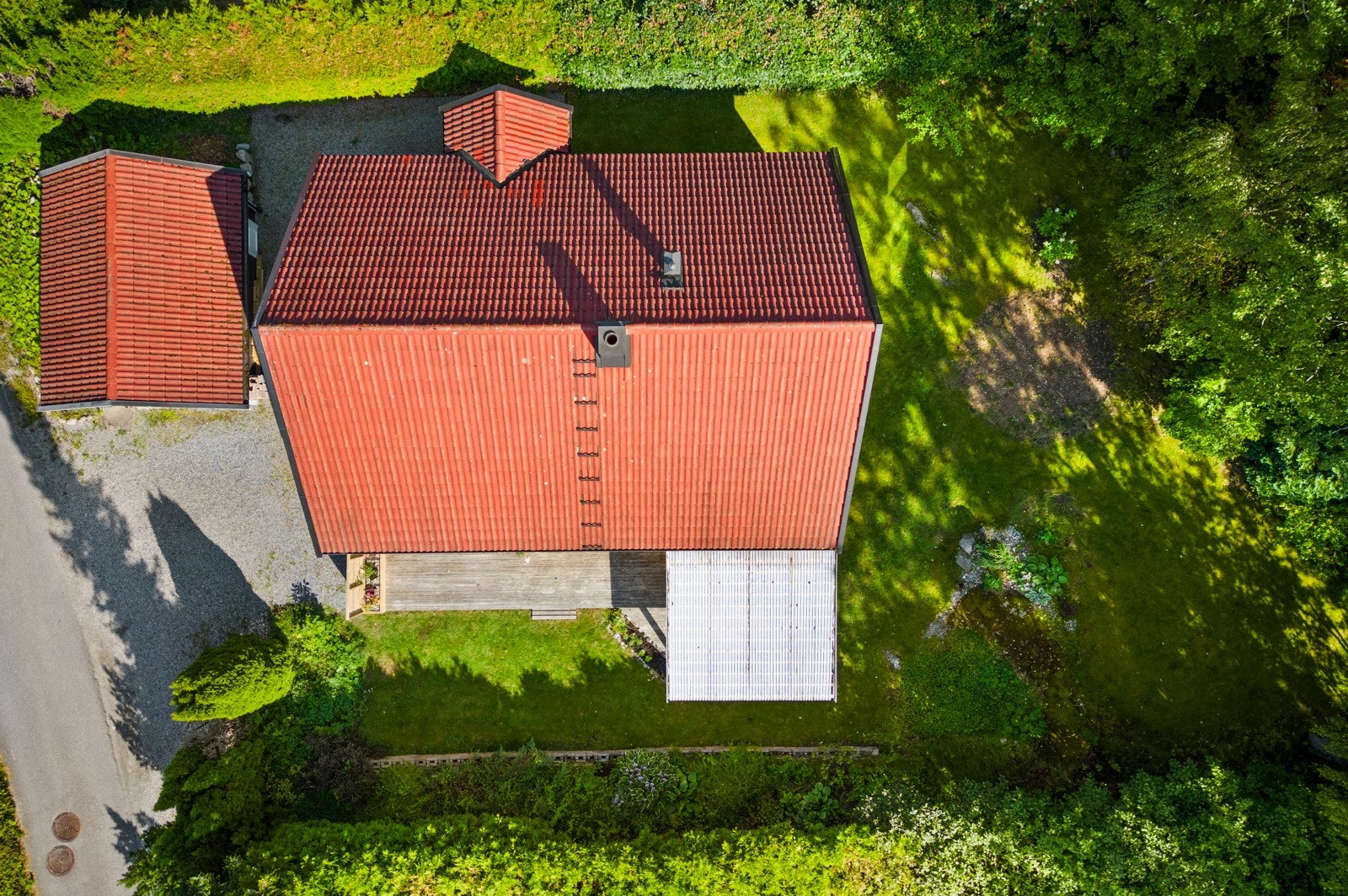 Saltak i trekonstruksjoner tekket med takstein. Galleribilde