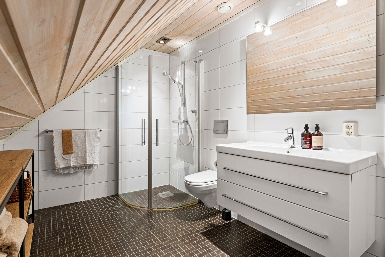 stilrene linjen med fliser på veggene og panel i taket, også dette med innfelte downlights. Galleribilde