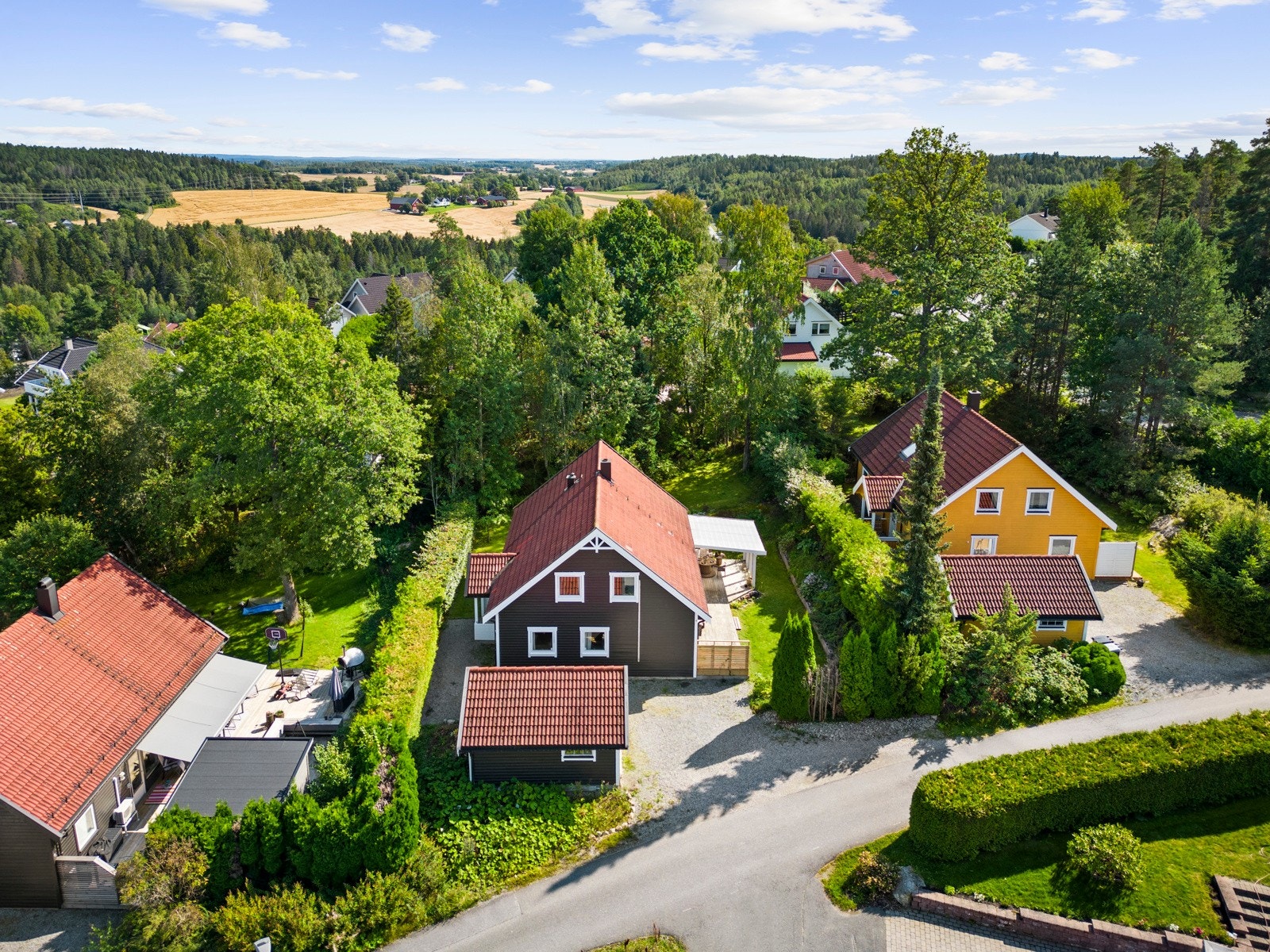 Takrenner og nedløpsrør i lakkert metall. Veggene har bindingsverkskonstruksjon. Galleribilde