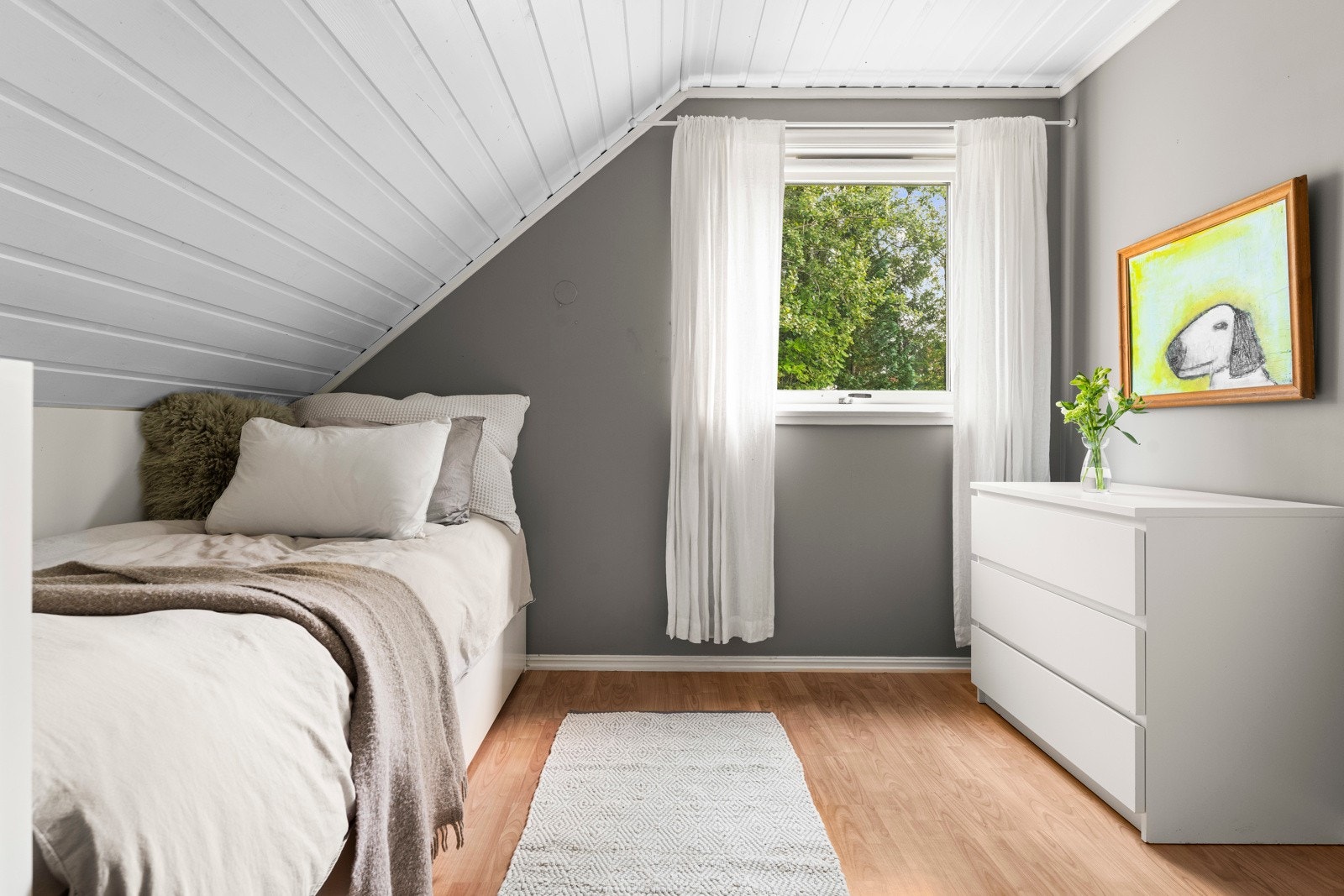 I andre etasje finner man tre soverom, hvor hvert rom tilbyr gode muligheter for personlig tilpasning og oppbevaring. Galleribilde