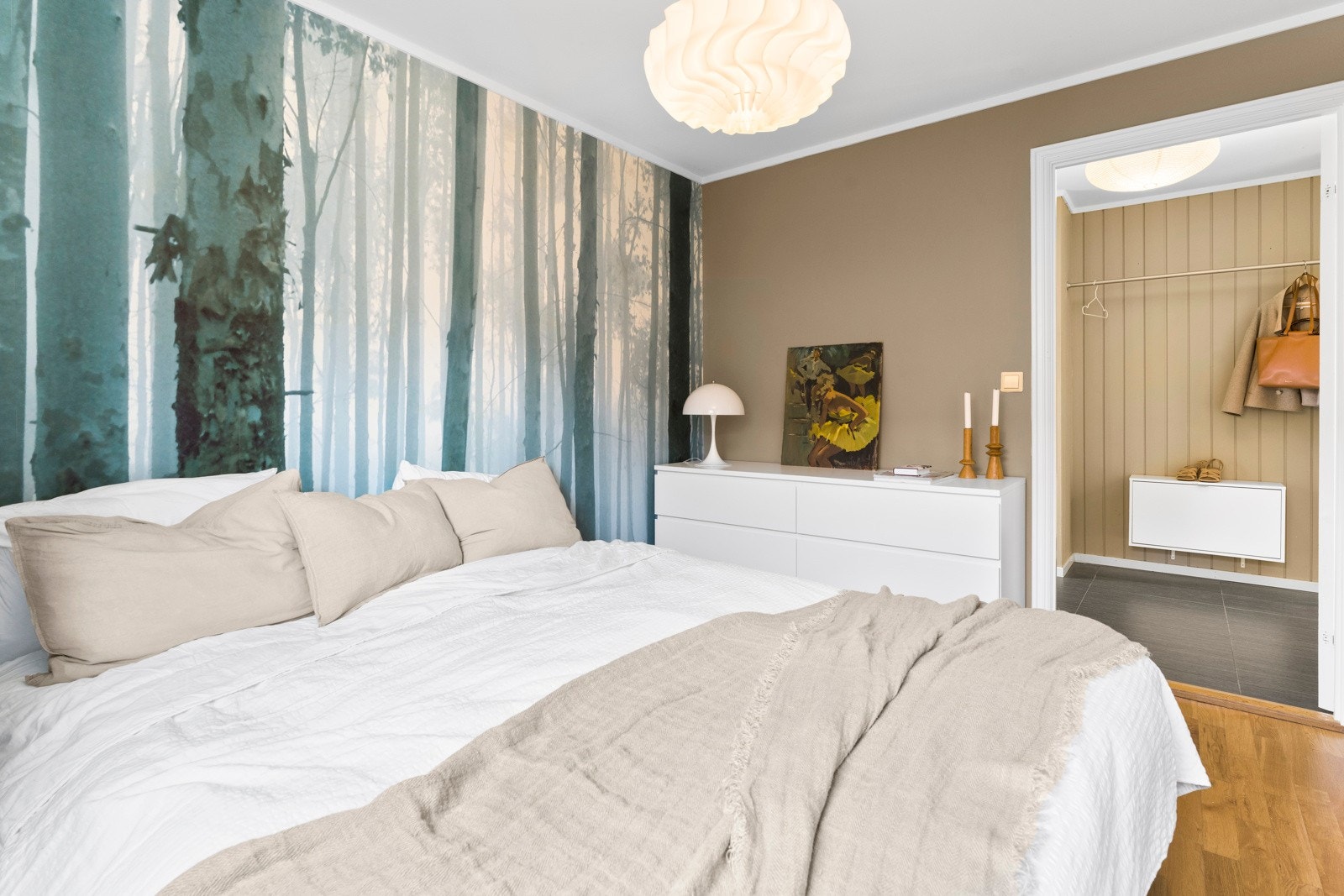 Hoved soverommet i 1 etasje har god plass til både en dobbeltseng og tilhørende nattbord. Galleribilde