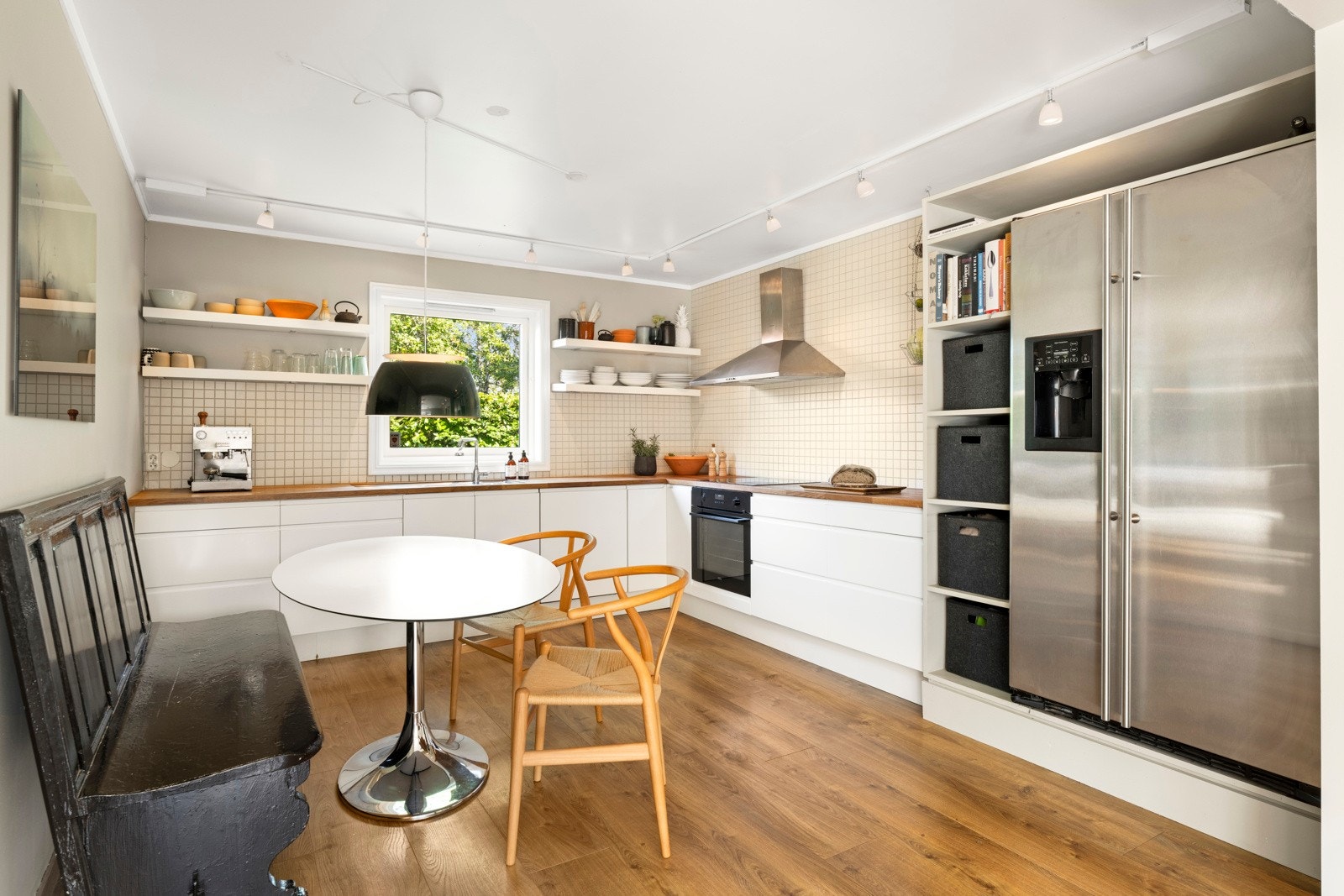 Integrerte hvitevarer som oppvaskmaskin, stekeovn og koketopp, samt en side-by-side kjøl/frys-løsning Galleribilde