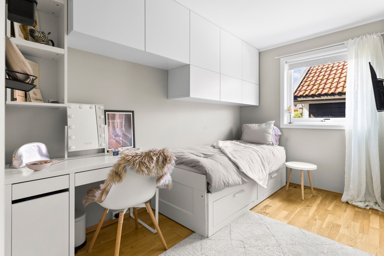 1 første etasje byr på 2 soverom med god størrelse til garderobeskap og andre møbleringer. Galleribilde