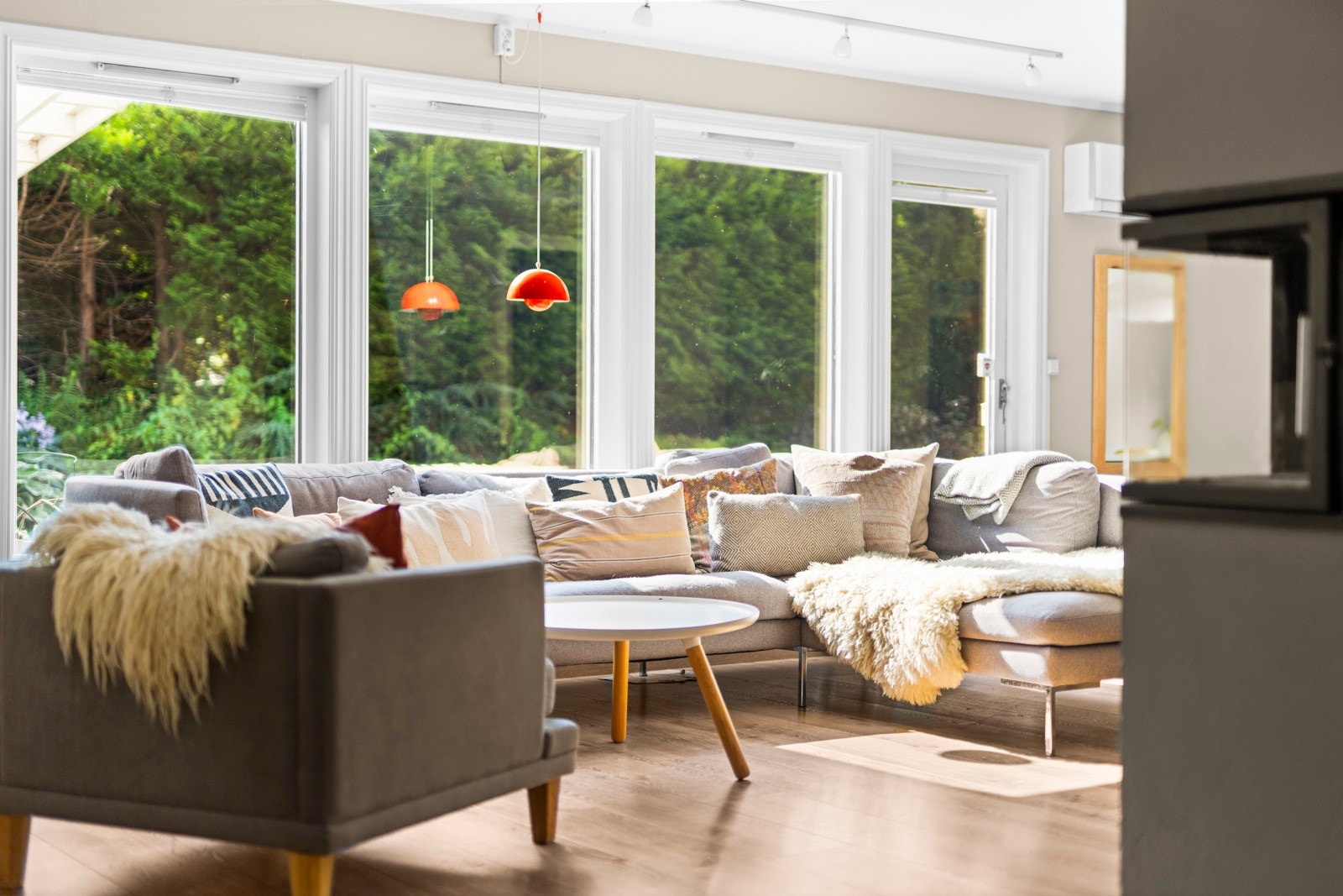 Stuen har store vindusflar som slipper inn godt med dagslys. Det er montert solskjerming på enkelte vinduer. Galleribilde