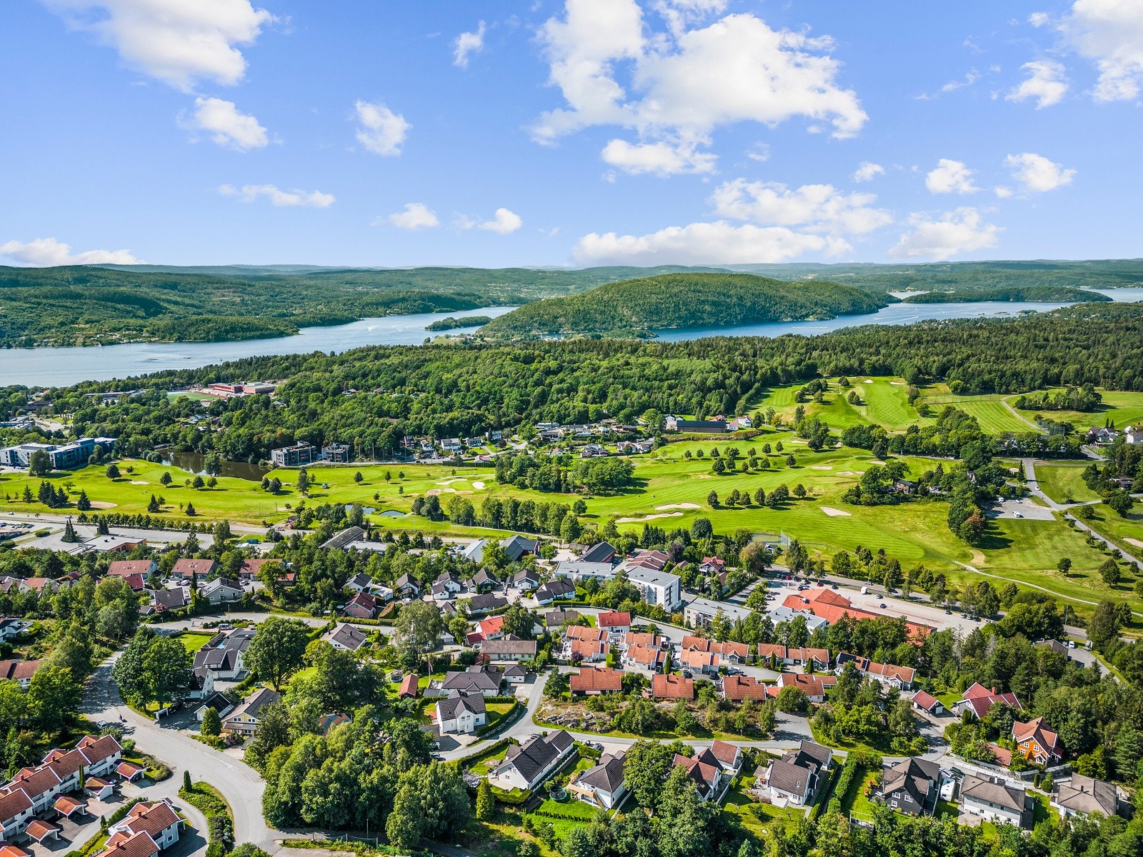 For de golfinteresserte ligger det en golfbane i nærheten. Galleribilde