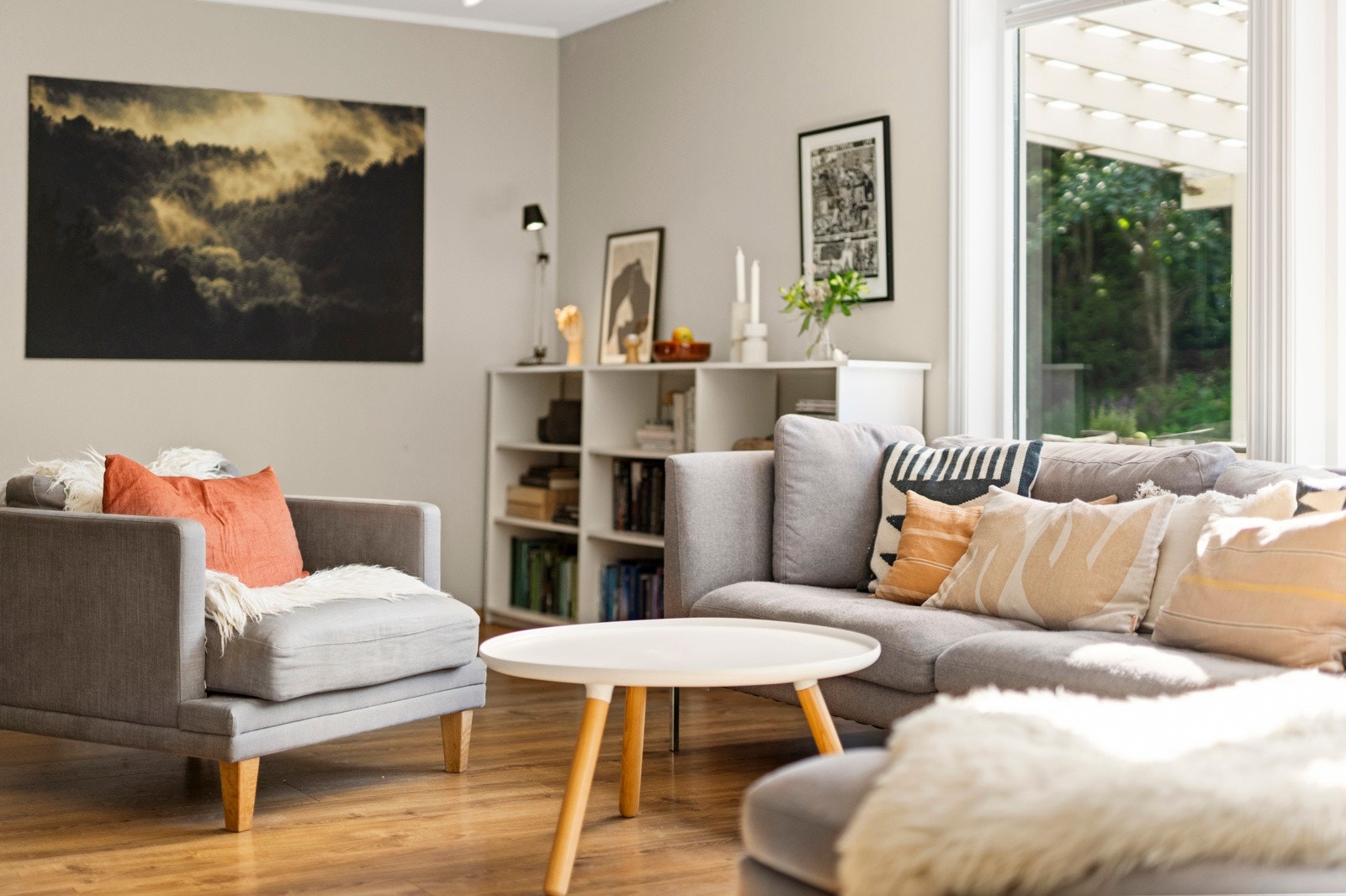 Gulvet er solid og bærer preg av å være godt vedlikeholdt, og tilbyr en stabil grunnflate for møblering og oppbevaringsløsninger. Galleribilde