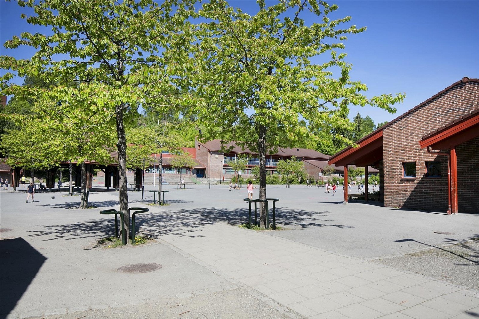 Løkeberg barneskole ligger rett over veien Galleribilde