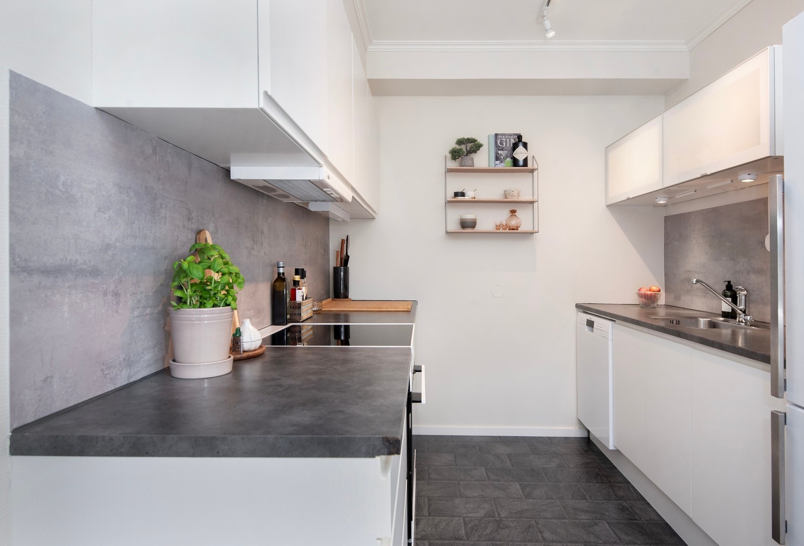 Lyst og fint kjøkken med glatte fronter. Galleribilde