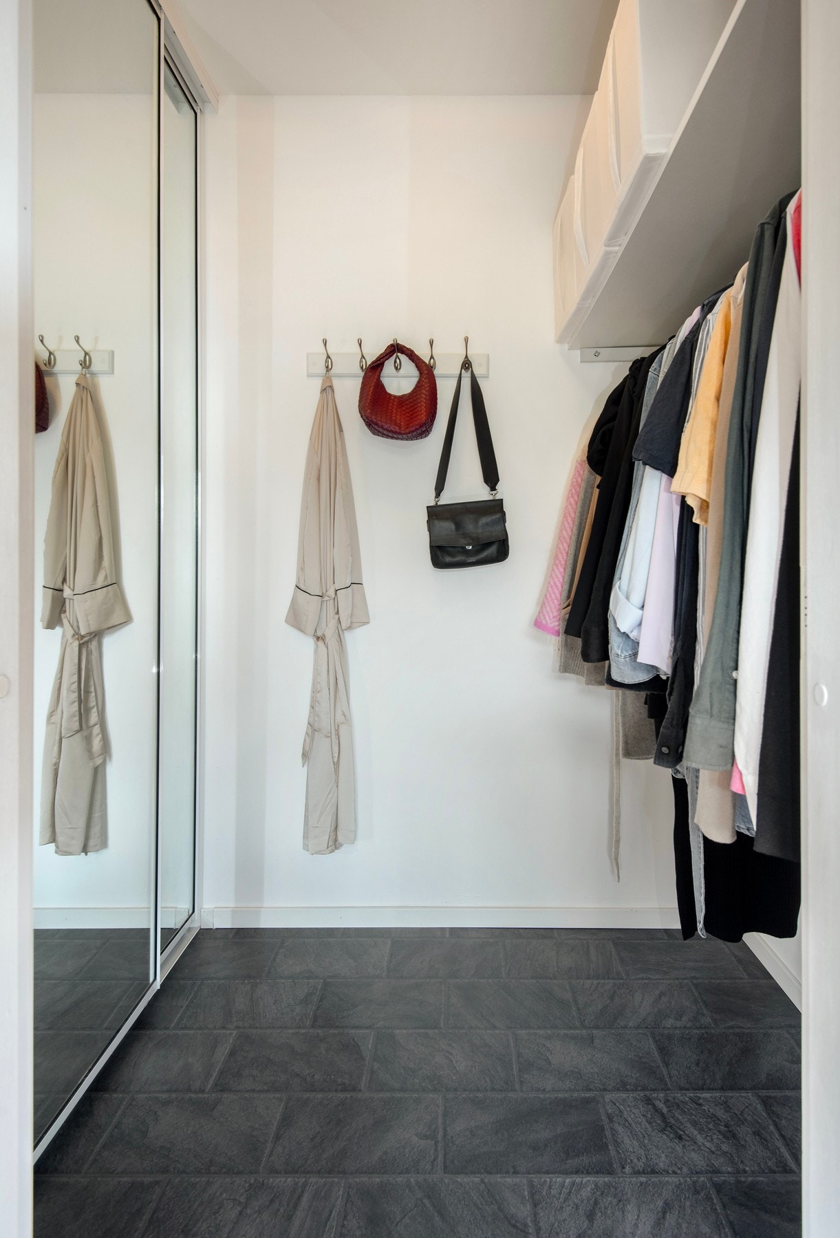 Garderoben i tilknytning til soverommet. Galleribilde