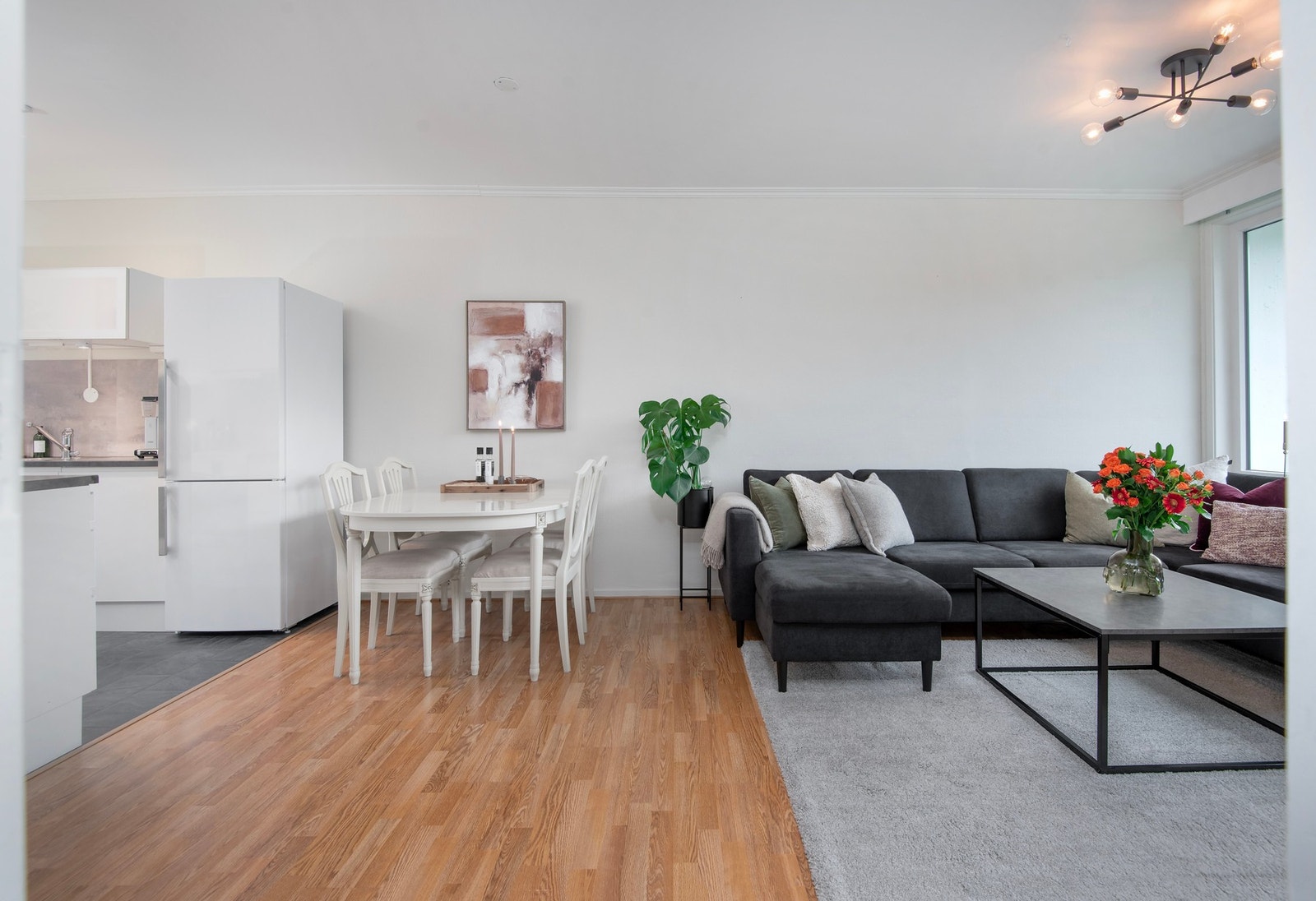 Her er det plass til både sitte- og spisegruppe. Galleribilde