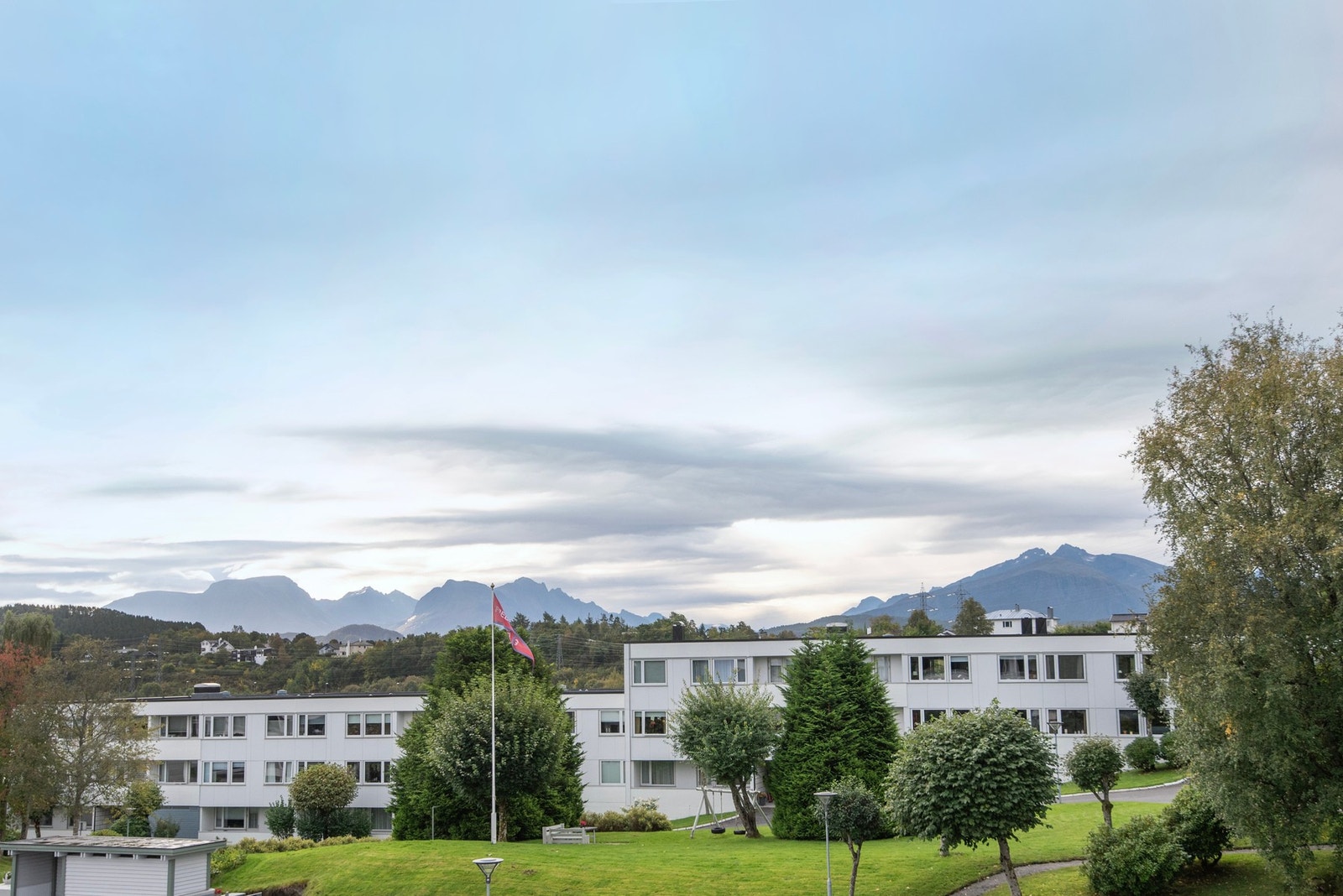 Eiendommen ligger rolig og fint til på Fredsberg. Galleribilde