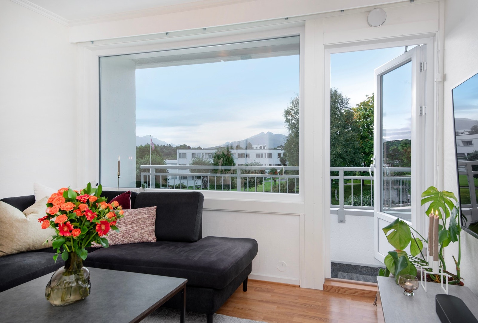 Leiligheten byr på både balkong og nydelig utsikt! Galleribilde