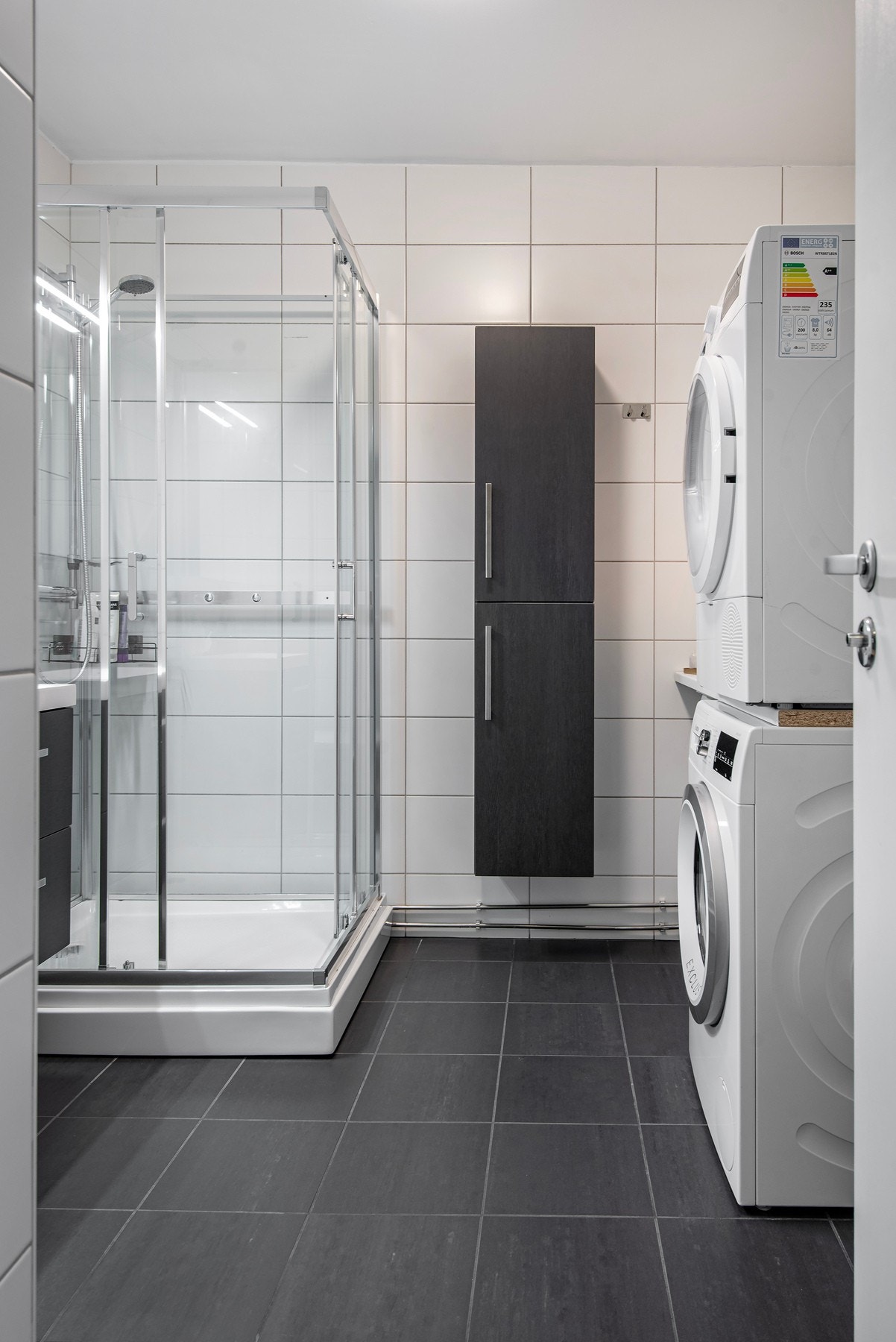 Flislagt baderom med tidløst fargevalg. Galleribilde