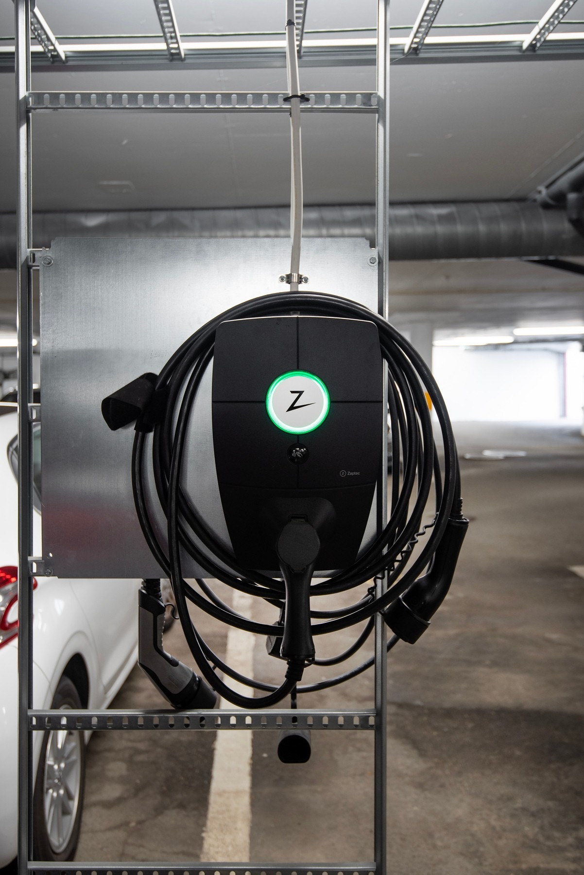 Her er det montert elbil-lader. Galleribilde