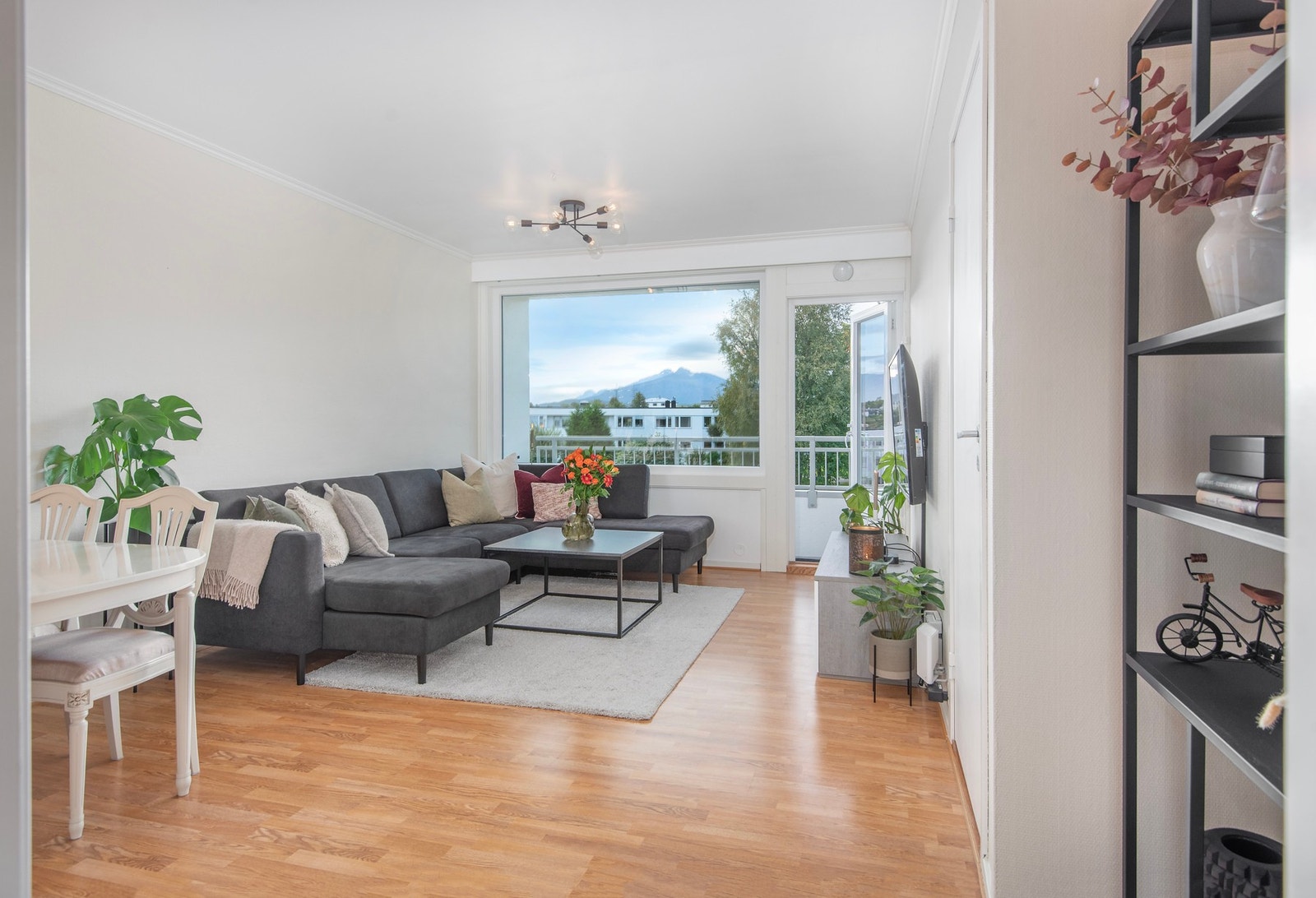 Lys og romslig stue med store vindusflater. Galleribilde