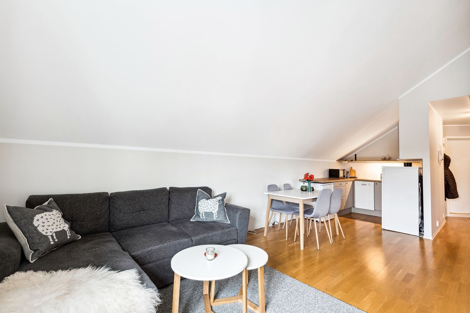 Åpen kjøkken/stue-løsning gir muligheten for en sosial arena Galleribilde