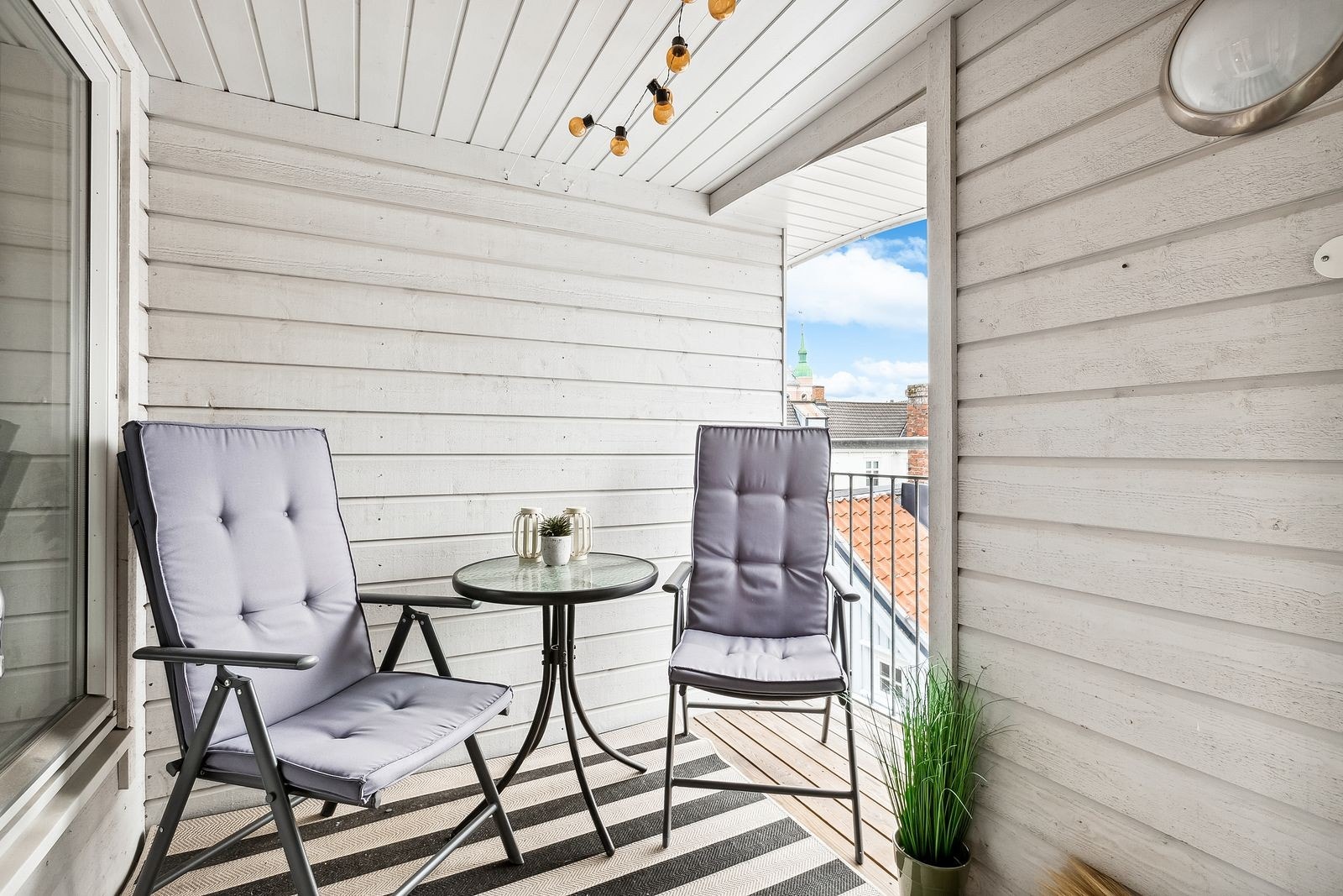 En koselig, overbygd balkong hvor man kan nyte utsikt over byen Galleribilde
