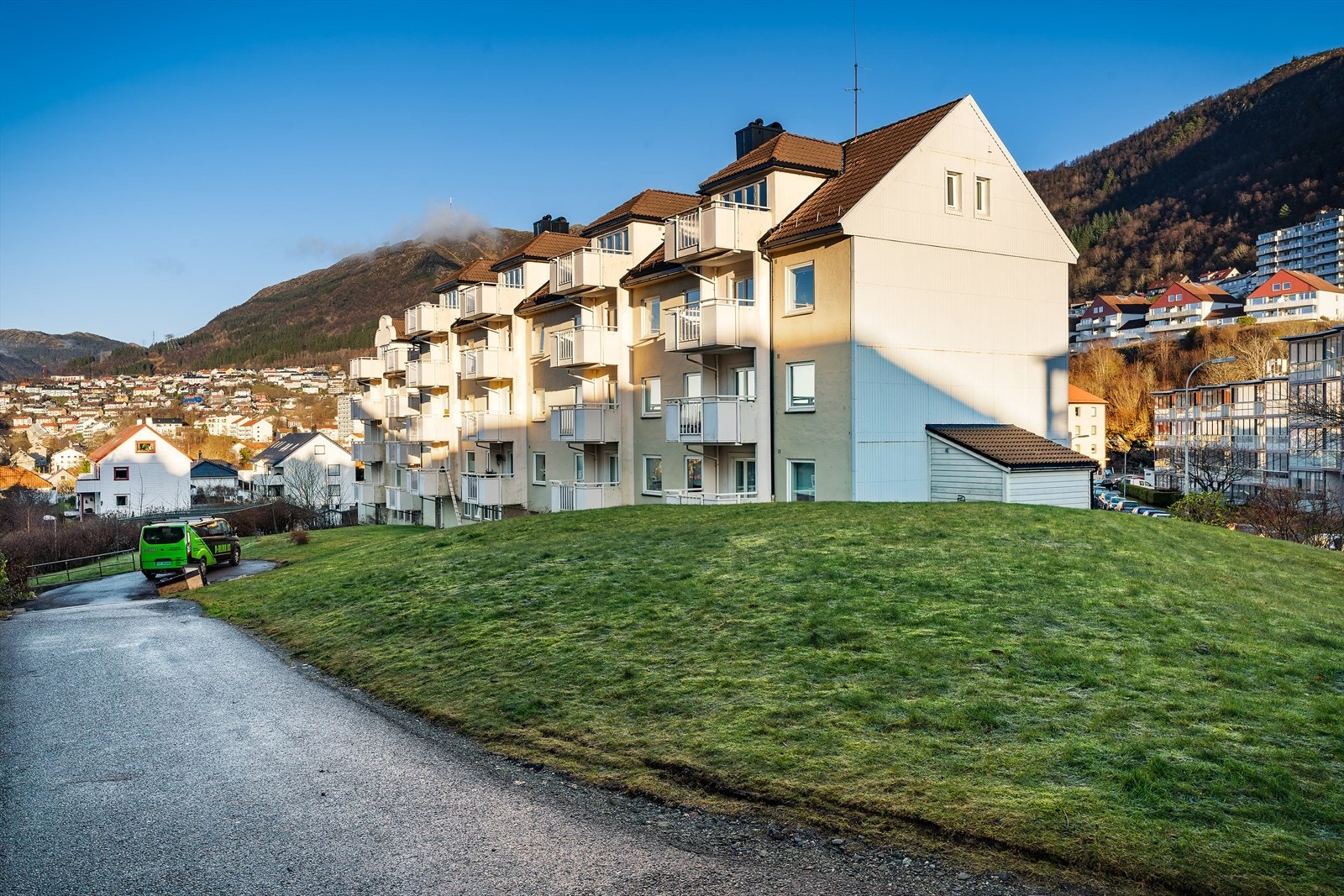 - Borettslaget har pent opparbeidet hage til glede for beboerne - Galleribilde