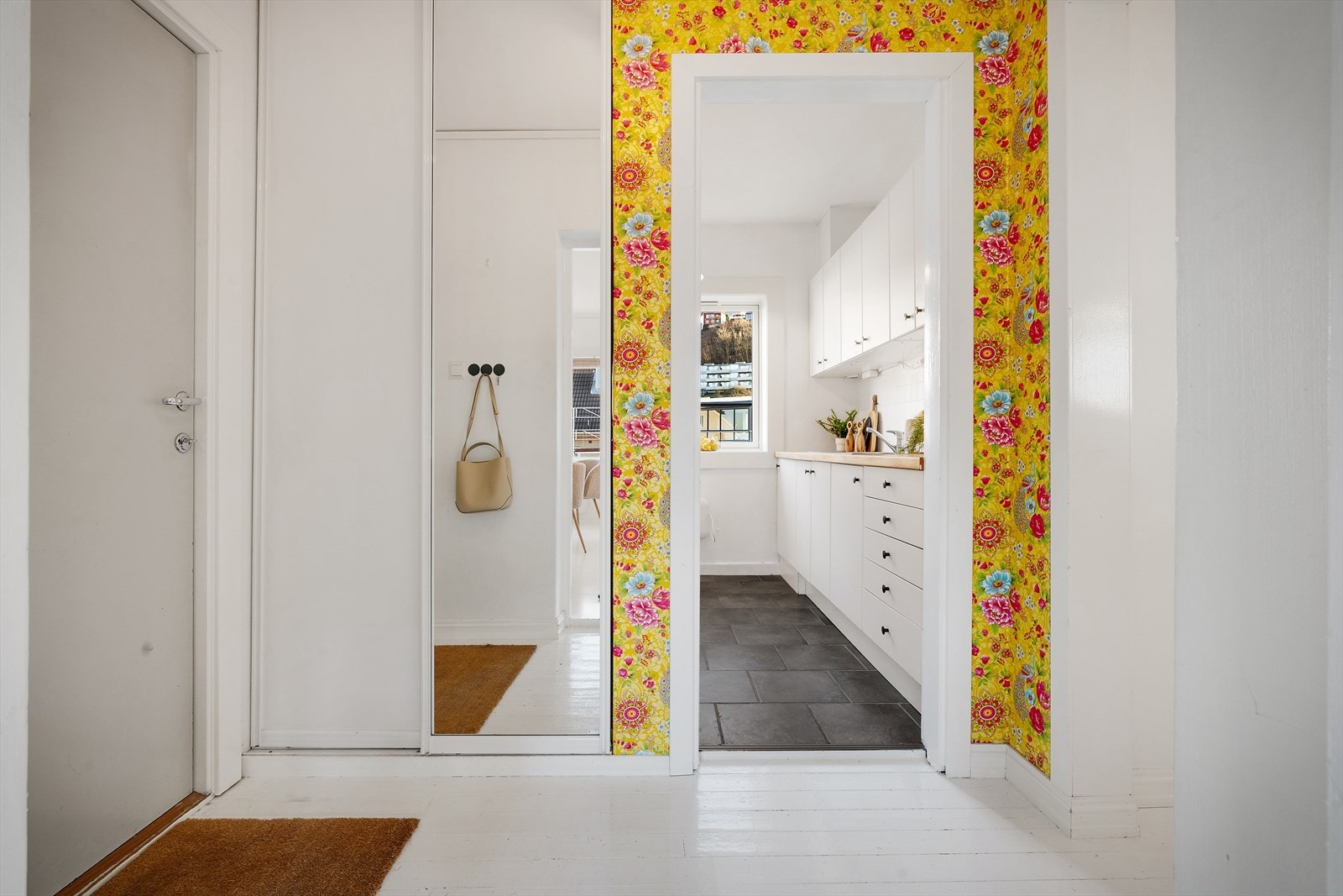 - Romslig entré med praktisk garderobeskap - Galleribilde