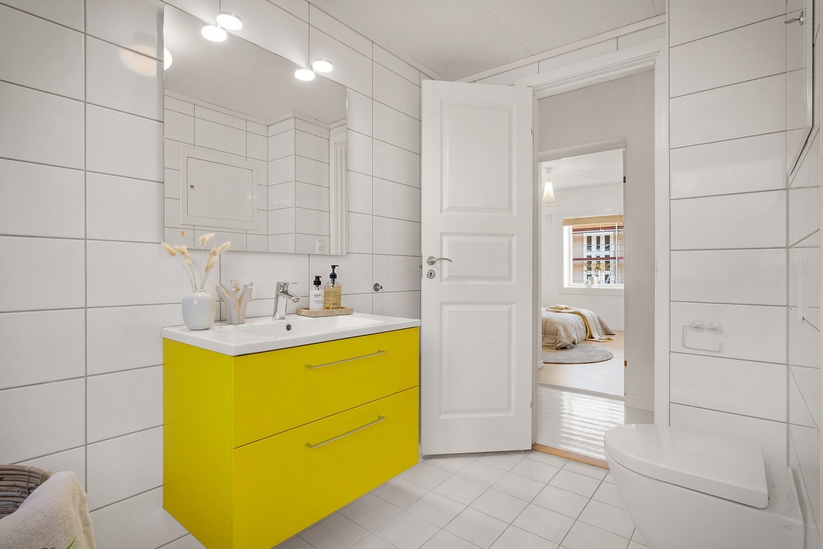 - Badet ble pusset opp i 2016. Det er utvidet fra standard størrelse, spesialbestilt servant, regndusj, stikkontakt i skuff og varme i speil - Galleribilde