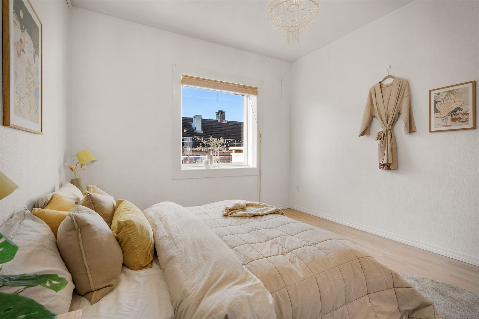 - God plass til dobbeltseng, garderobeskap og øvrig ønsket møblement - Galleribilde