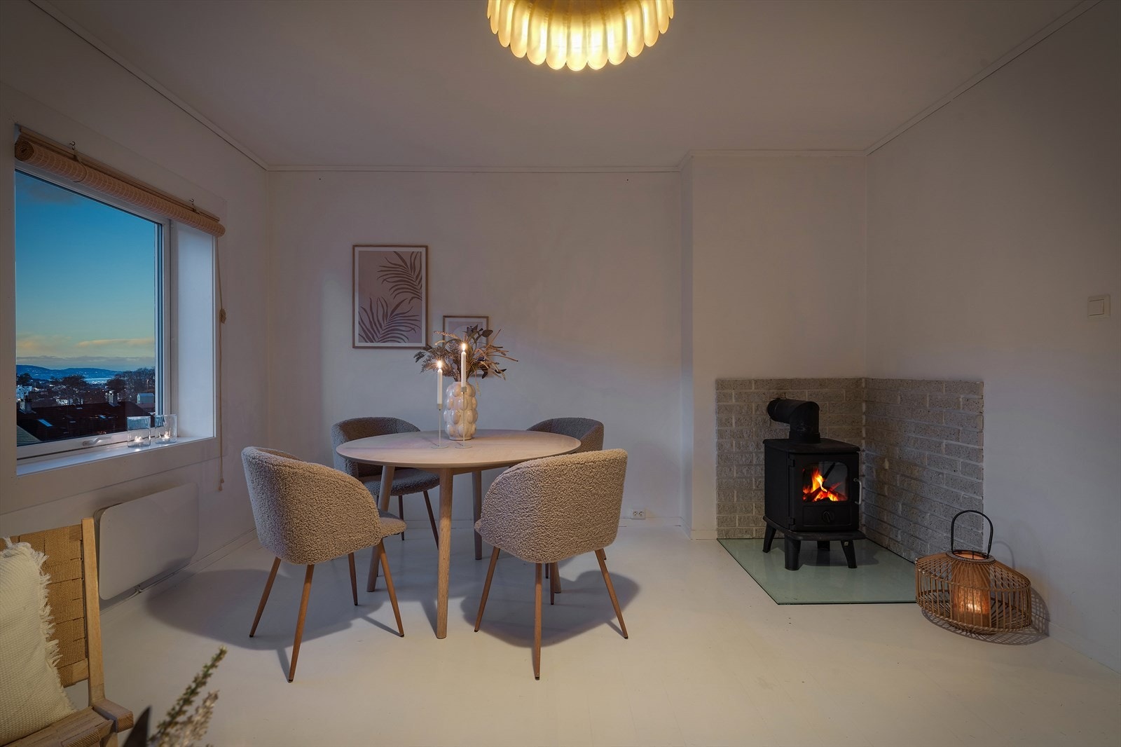 - Herlig vedovn i stuen som skaper hygge og gir god varme på kalde vinterdager - Galleribilde