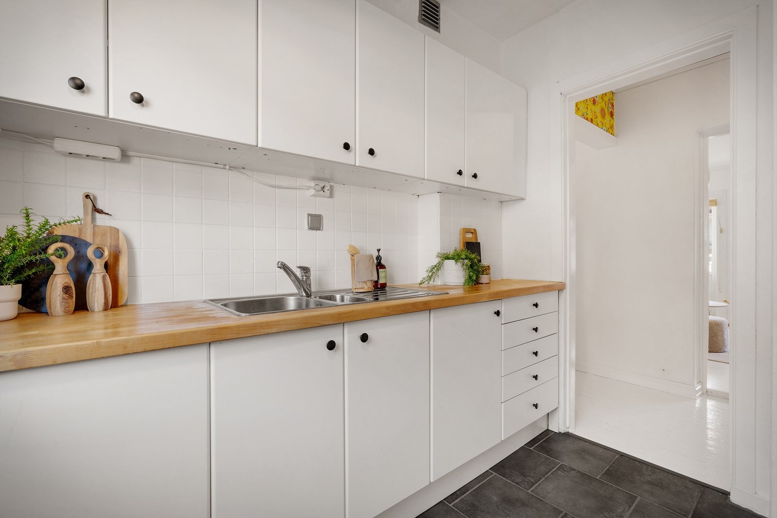 - Rikelig med skap- og benkplass som gjør matlagingen til en drøm - Galleribilde