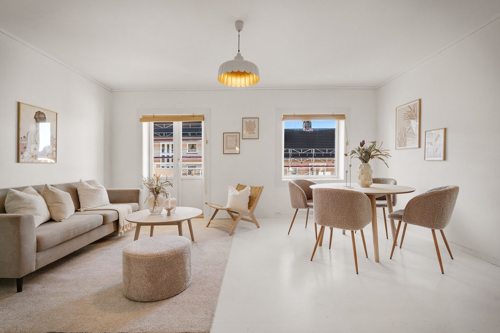 - Stuen oppleves som lys og luftig, med mye naturlig lysinnslipp - Galleribilde