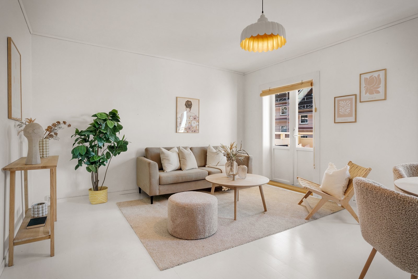 - I stuen er det god plass til både sofagruppe og spisebord - Galleribilde