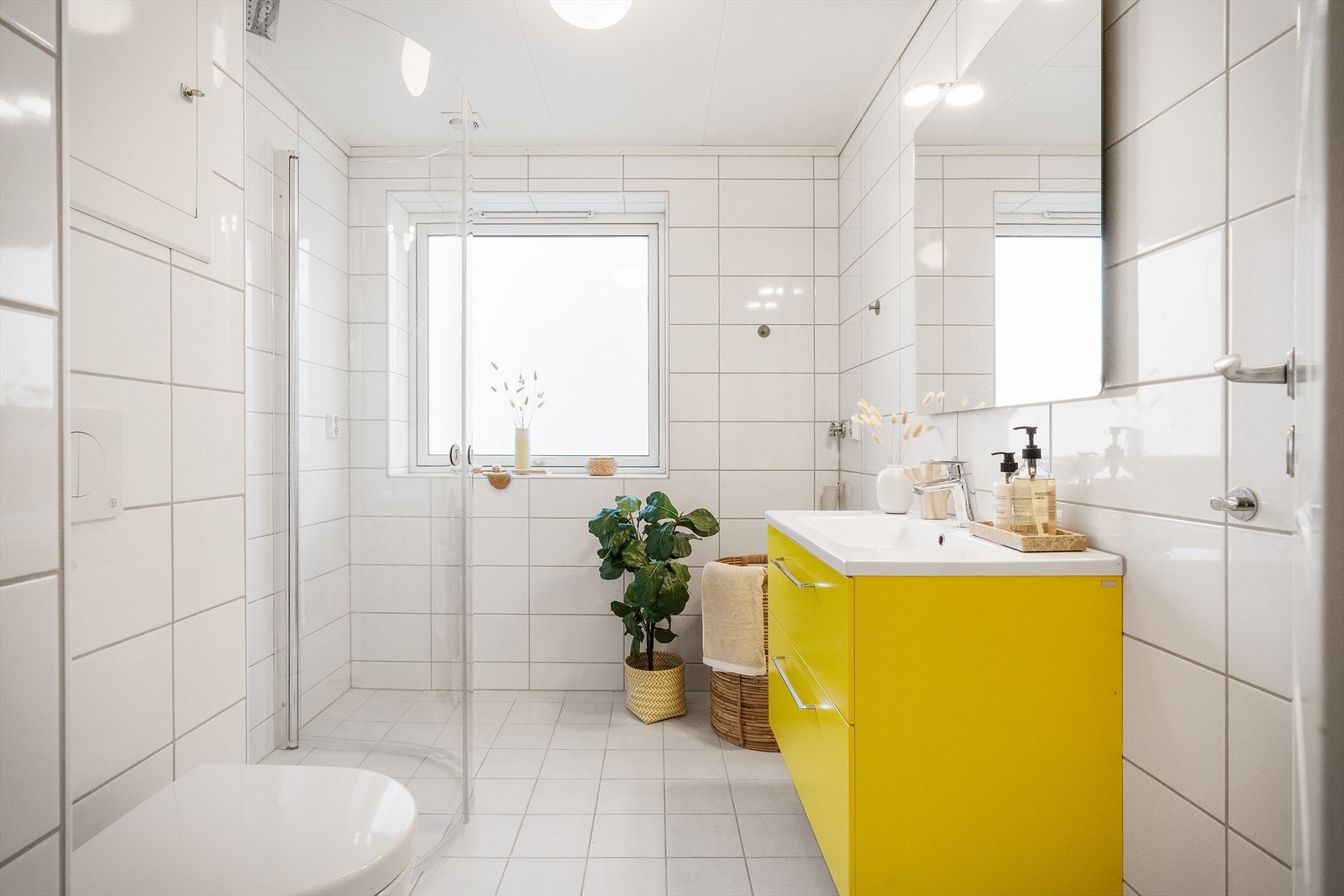 - Delikat, helfliset bad med behagelig varme i gulv - Galleribilde